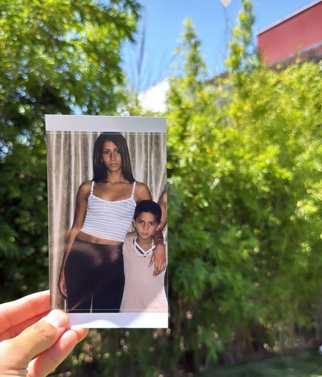 La foto de Suso Álvarez de pequeño, junto a su hermana mayor, que ha compartido en Stories