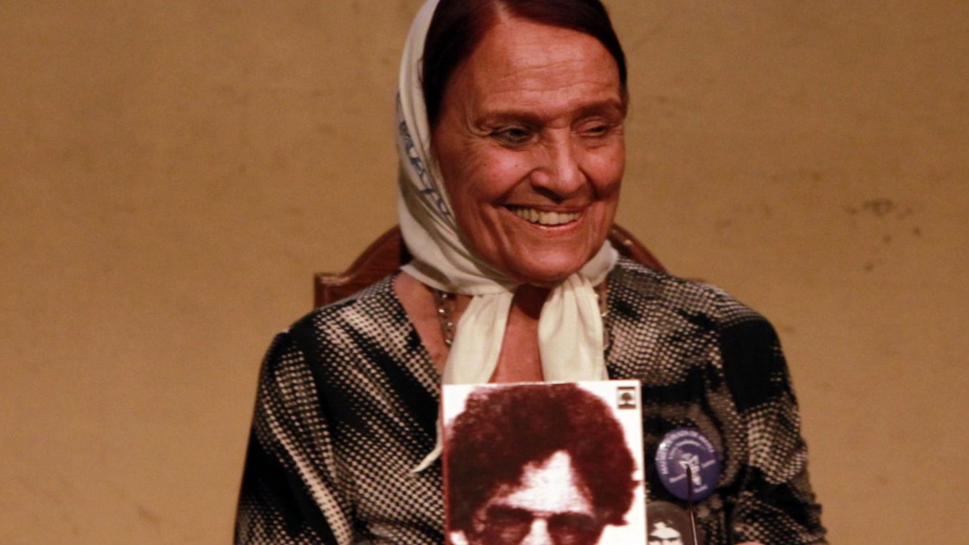 Tati Almeida, en 2010 con una foto de su hijo Alejandro, desaparecido por la dictadura militar argentina en junio de 1975. Tati Almeida, en 2010 con una foto de su hijo Alejandro, desaparecido por la dictadura militar argentina en junio de 1975.