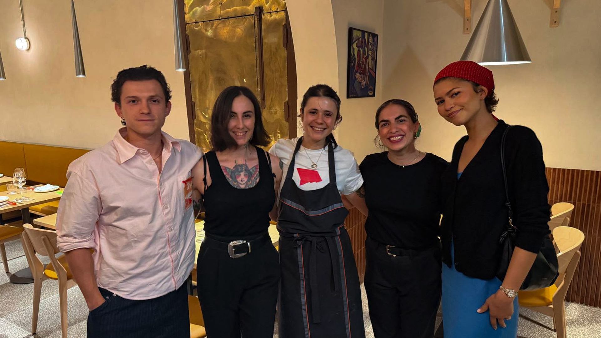 Tom Holland y Zendaya con el equipo de Trèsde