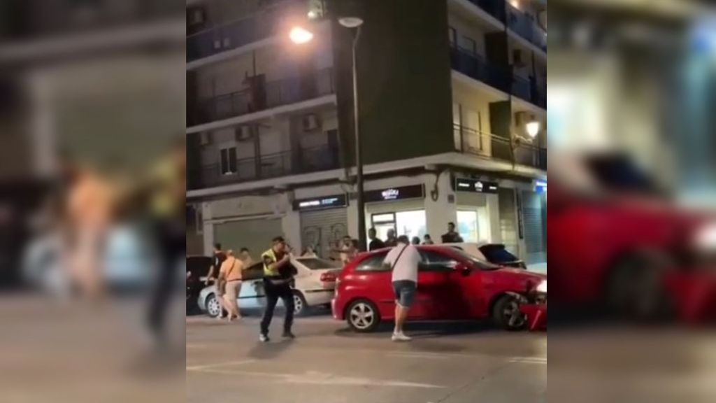 Un conductor embiste una procesión en Valencia y está apunto de provocar una tragedia