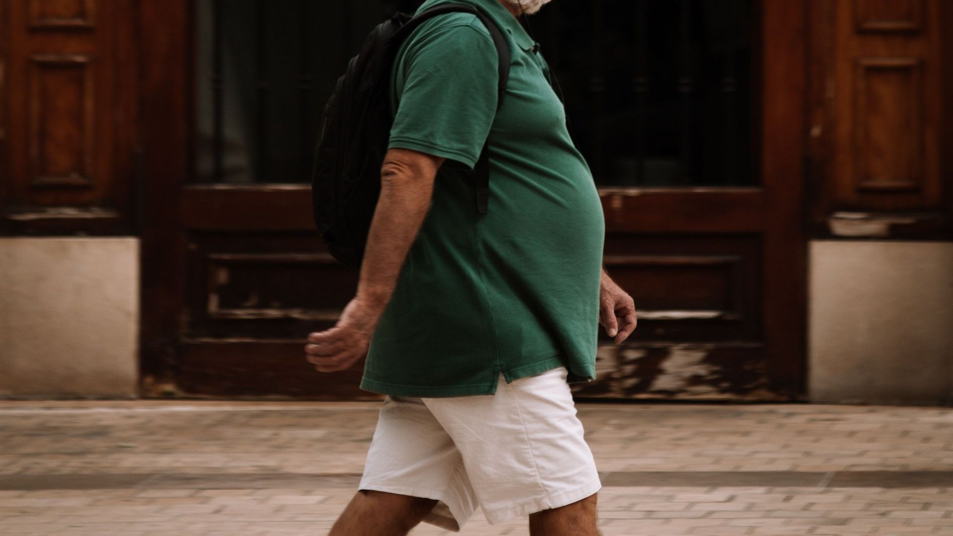 Un hombre caminando en una foto de archivo Un hombre caminando en una foto de archivo