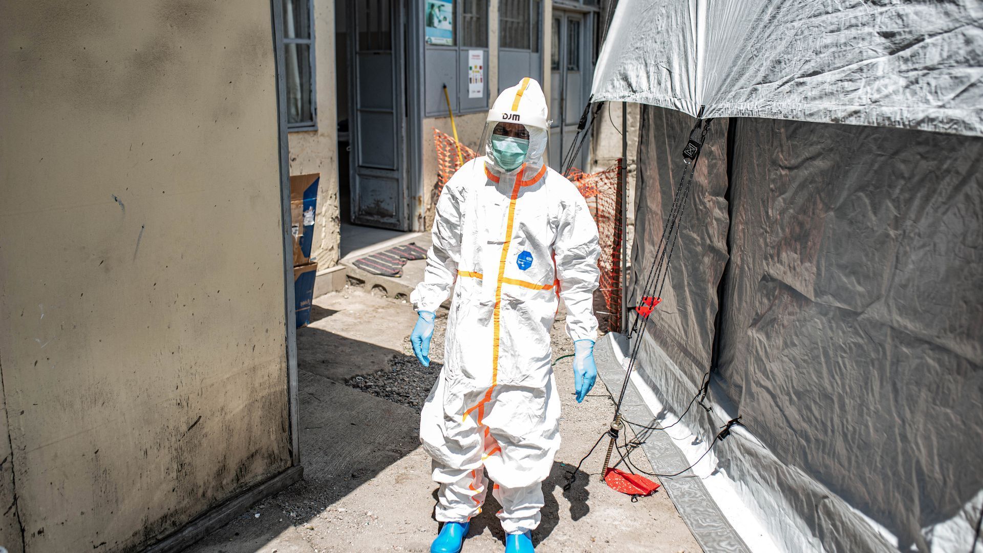 Un sanitario realiza labores de limpieza en un centro de tratamiento del ébola en República Democrática del Congo. Imagen de archivo Un sanitario realiza labores de limpieza en un centro de tratamiento del ébola en República Democrática del Congo. Imagen de archivo
