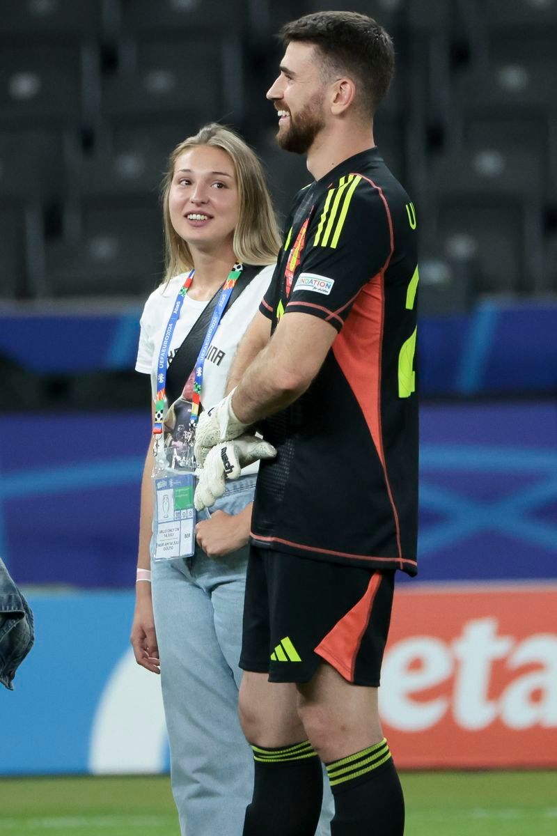 Unai Simón y la mujer que ha sido identificada por la prensa como su novia, tras la final de la Eurocopa en 2024