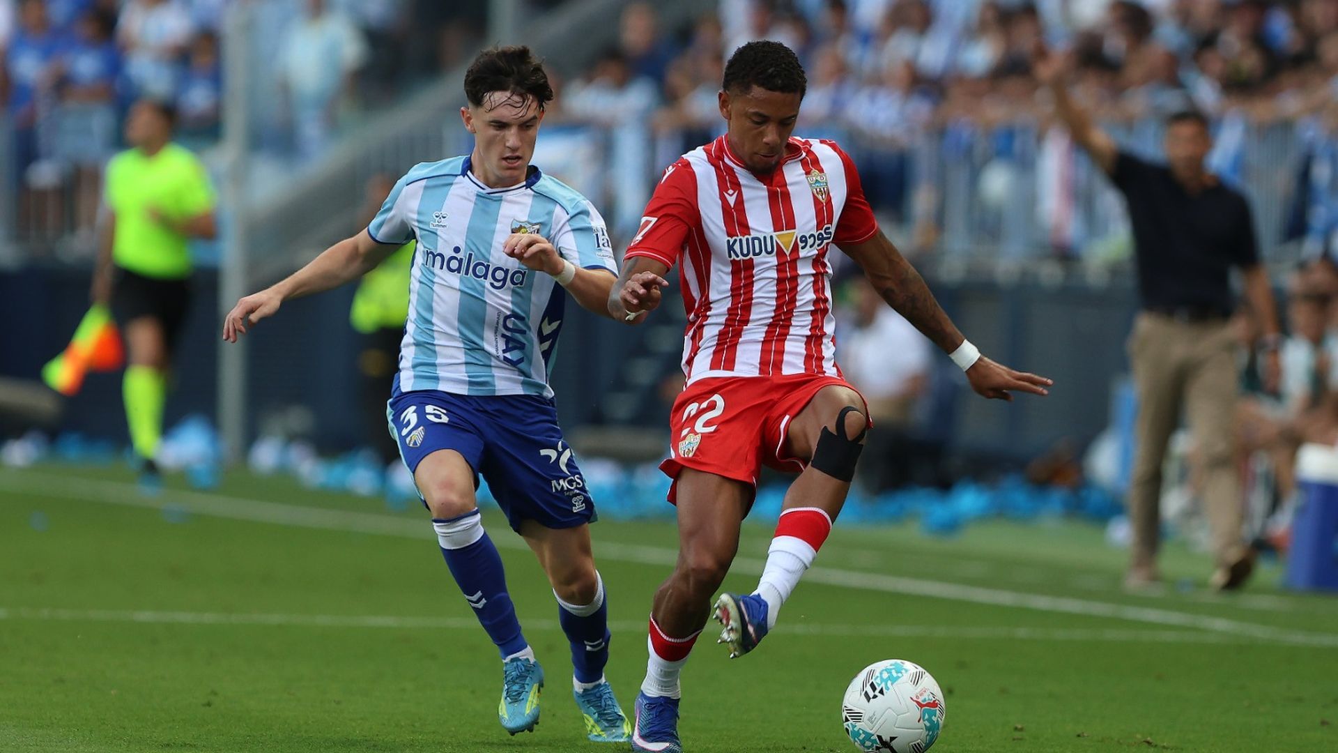 Aaron Ochoa y Chirino, en un lance del partido de ida disputado en La Rosaleda.