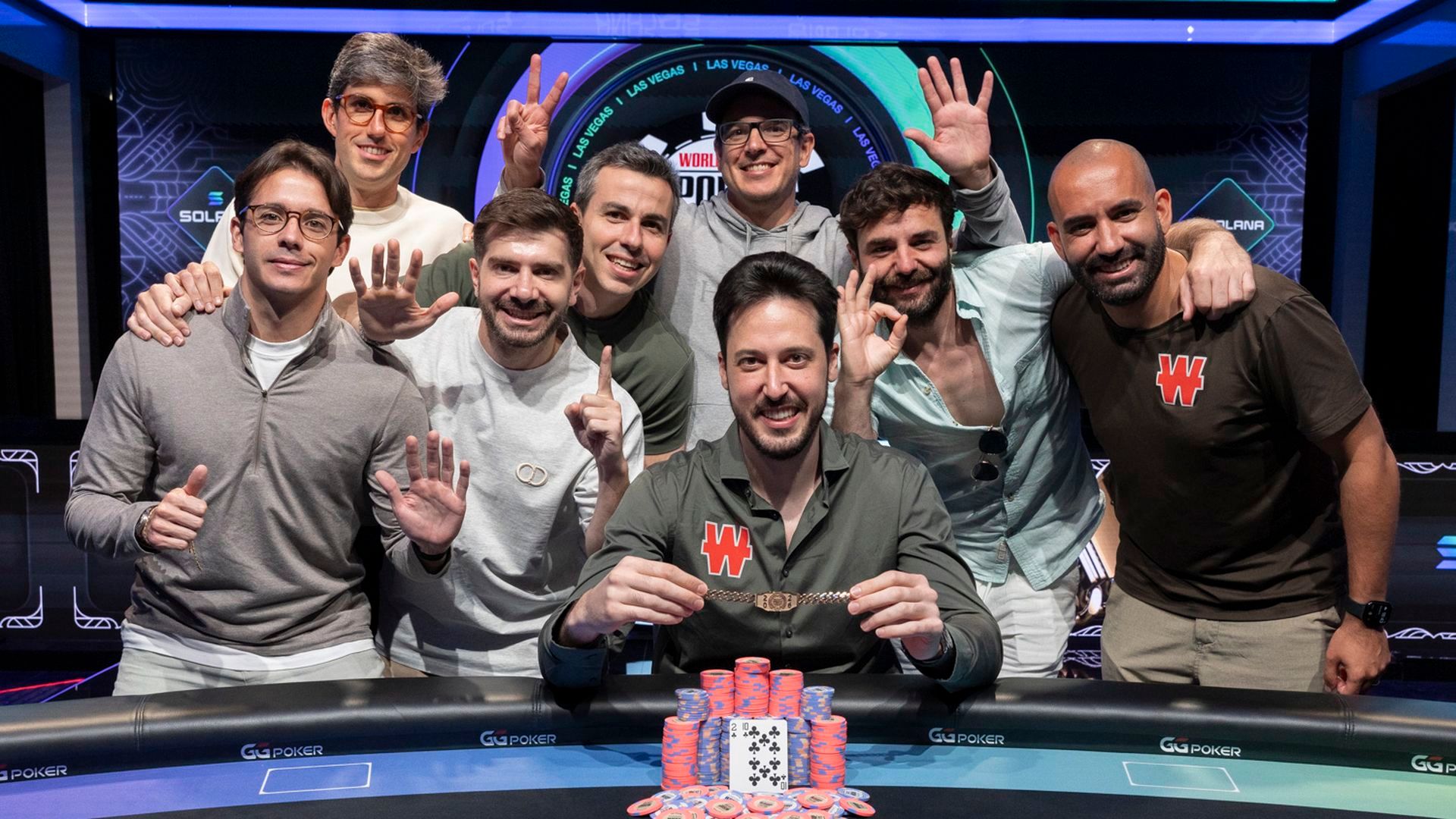 Adrián Mateos celebra su título en Las Vegas