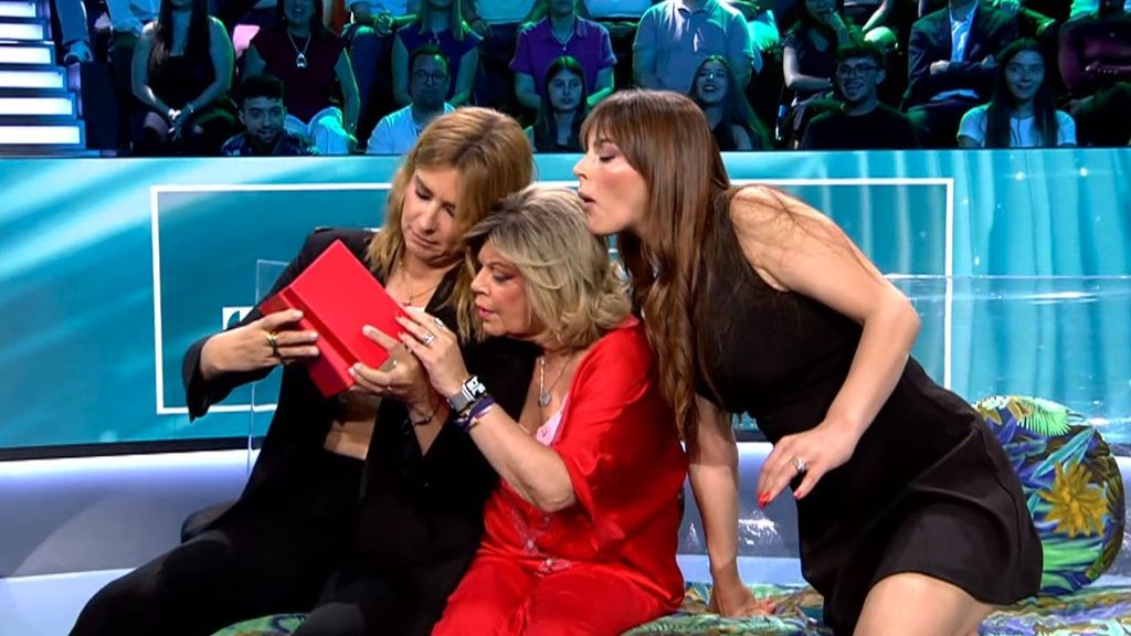 Álex Girona entra con un regalo para Alba y sorprende en plató: "¿Esto es broma?"