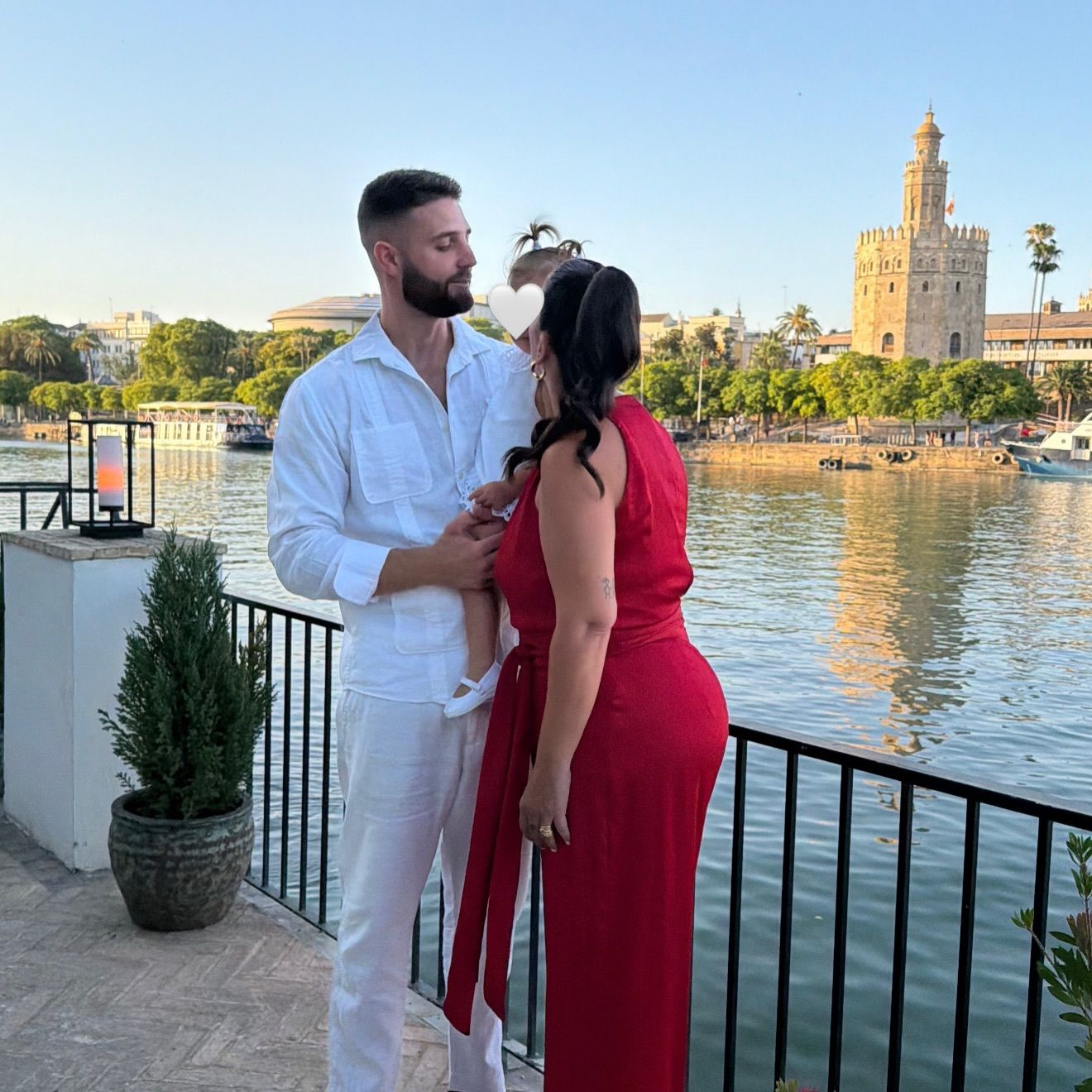 Anabel Pantoja y David Rodríguez con su hija Alma