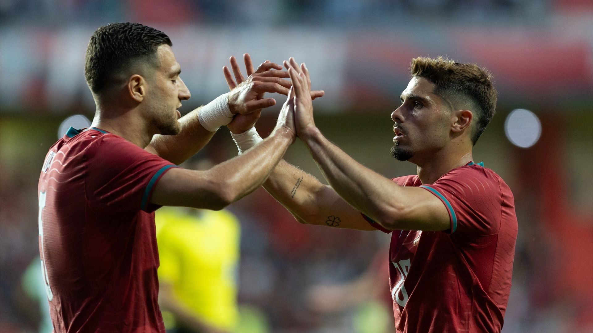 Diogo Dalot y Pedro Neto durante un partido amistoso de Portugal