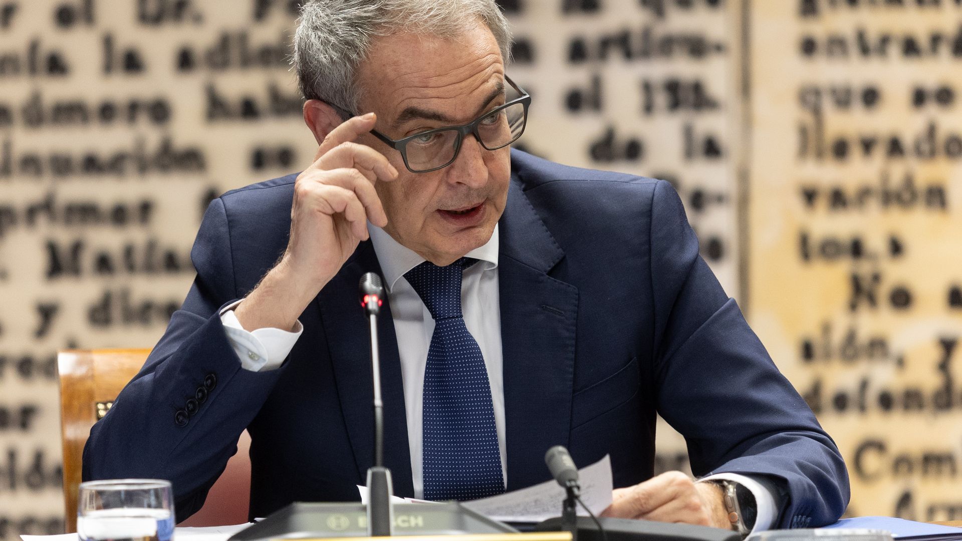 EuropaPress_7330775_expresidente_gobierno_jose_luis_rodriguez_zapatero_sostiene_papel_mensaje EuropaPress_7330775_expresidente_gobierno_jose_luis_rodriguez_zapatero_sostiene_papel_mensaje