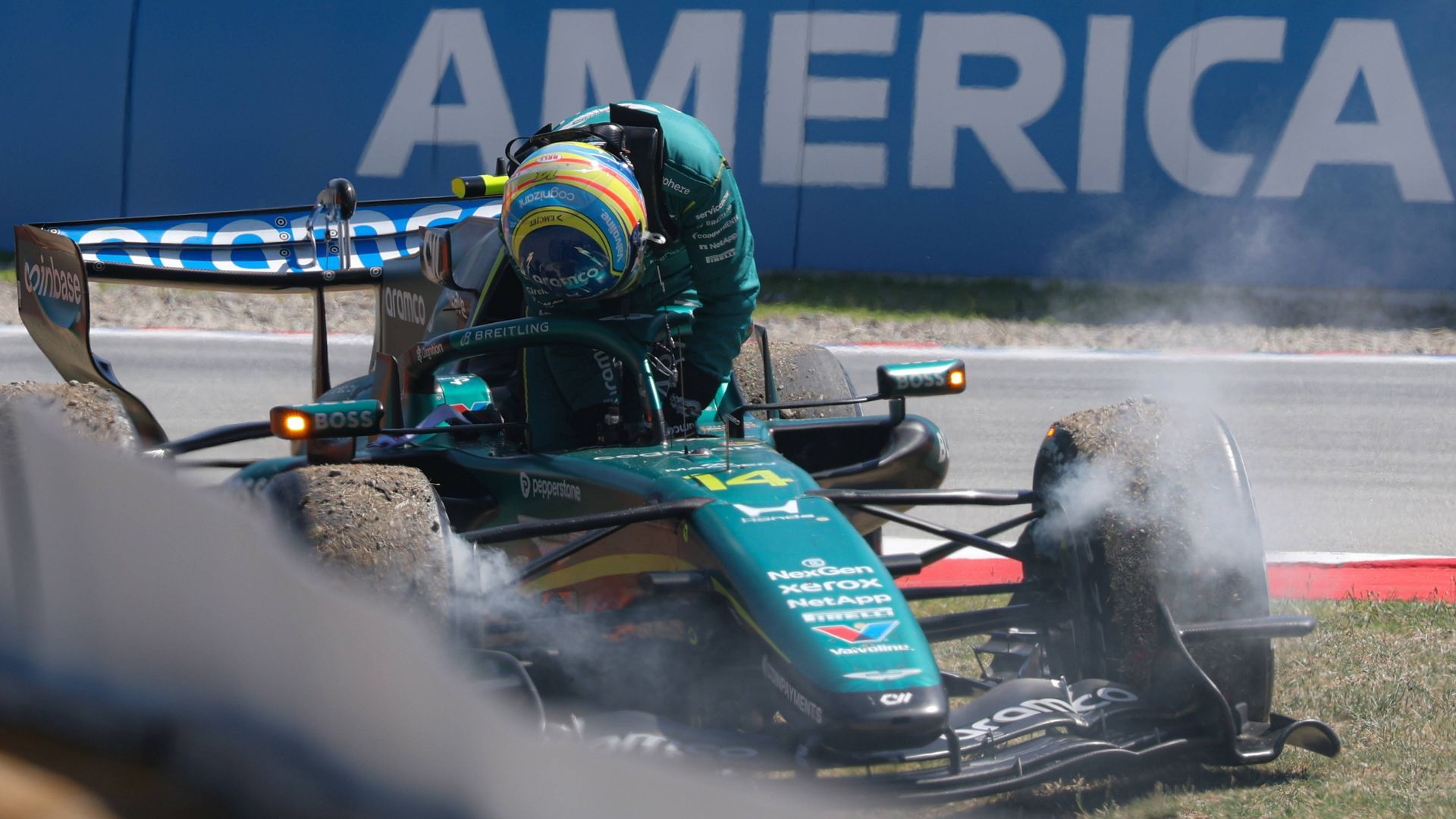Fernando Alonso saliendo del AMR26 tras retirarse del Gran Premio de Cataluña