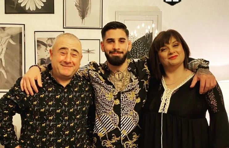 Ilia Topuria posa orgulloso con sus padres, Zaza e Inga