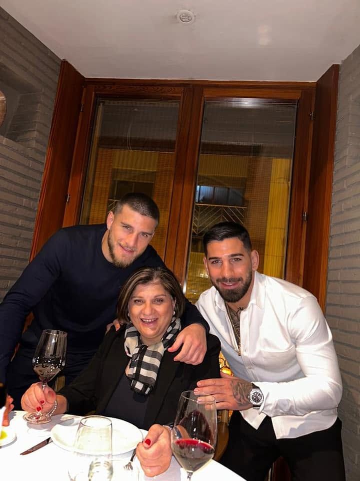 Inga junto a sus dos hijos Aleksander e Ilia en Alicante en 2023