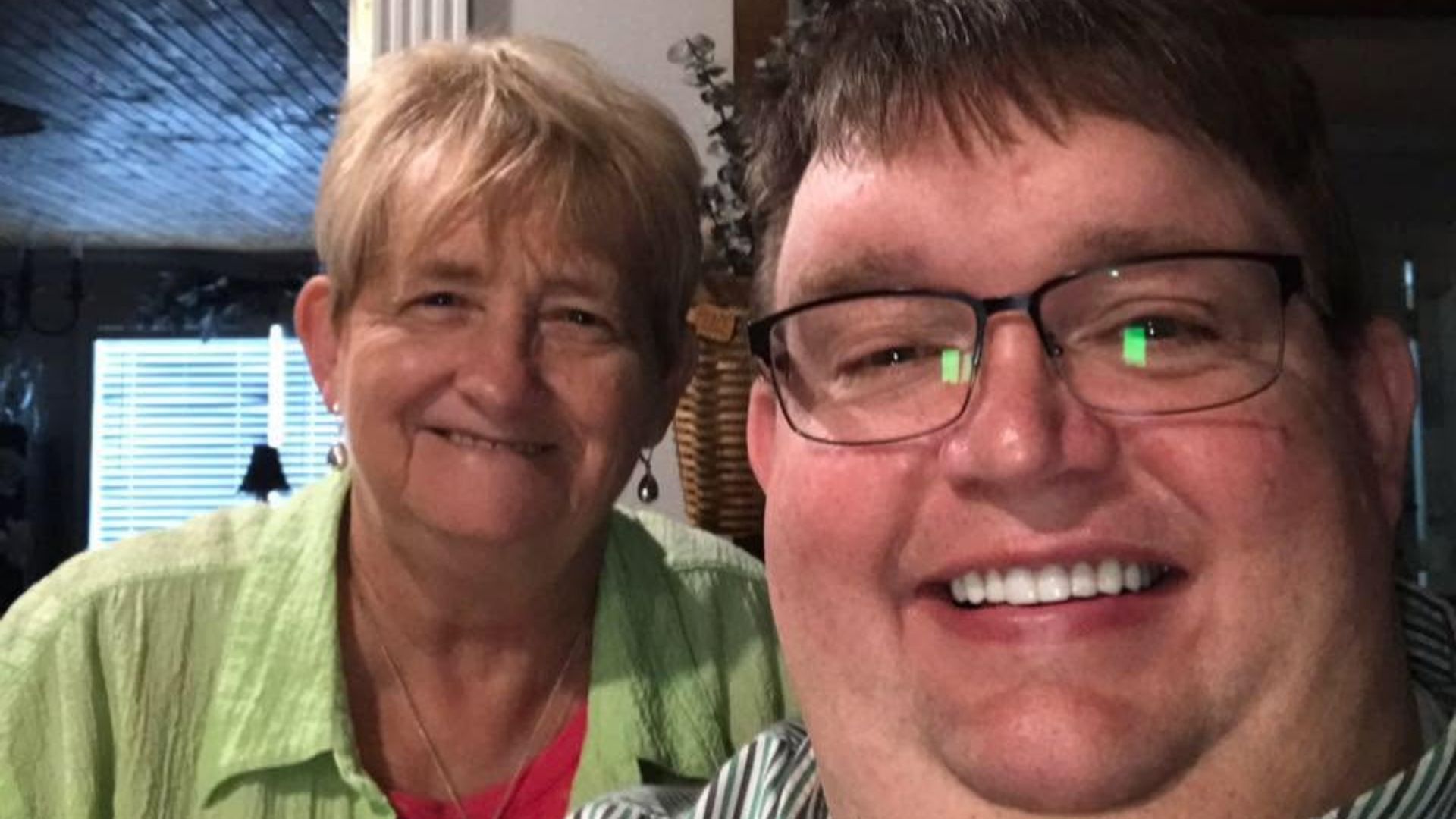 John Davis, de 55 años, publicaba vídeos cocinando junto a su madre John Davis, de 55 años, publicaba vídeos cocinando junto a su madre