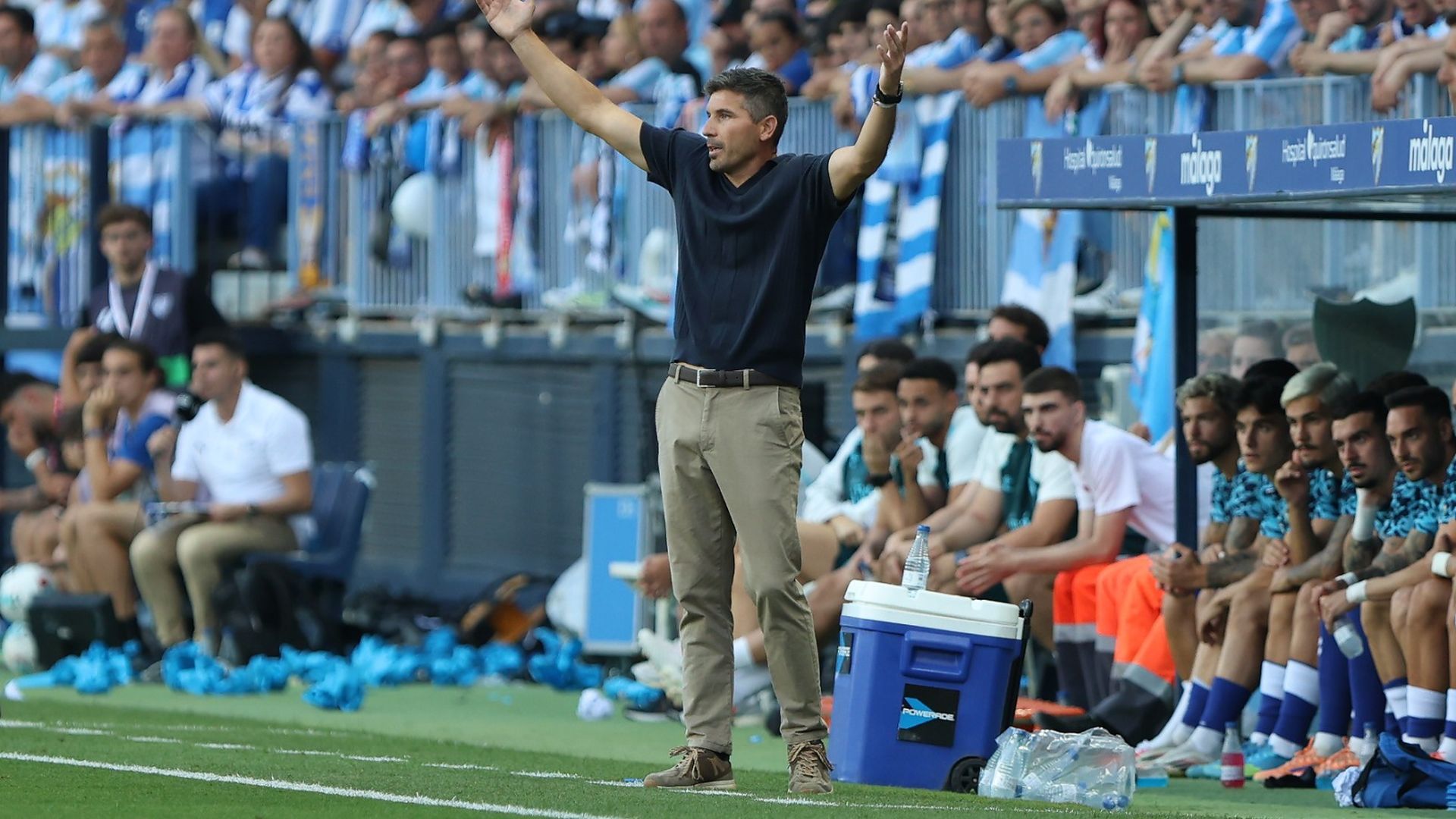 Juanfran Funes, técnico del Málaga CF, da instrucciones el pasado sábado en La Rosaleda.