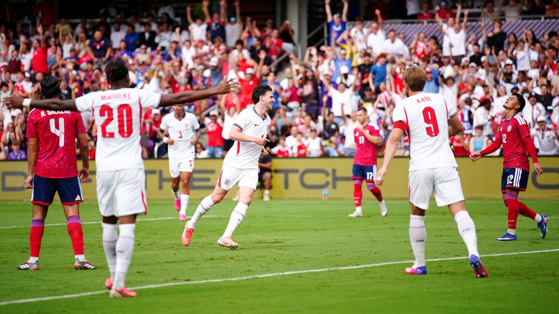 Jugadores de Inglaterra celebrando un gol en un partido amistoso Jugadores de Inglaterra celebrando un gol en un partido amistoso