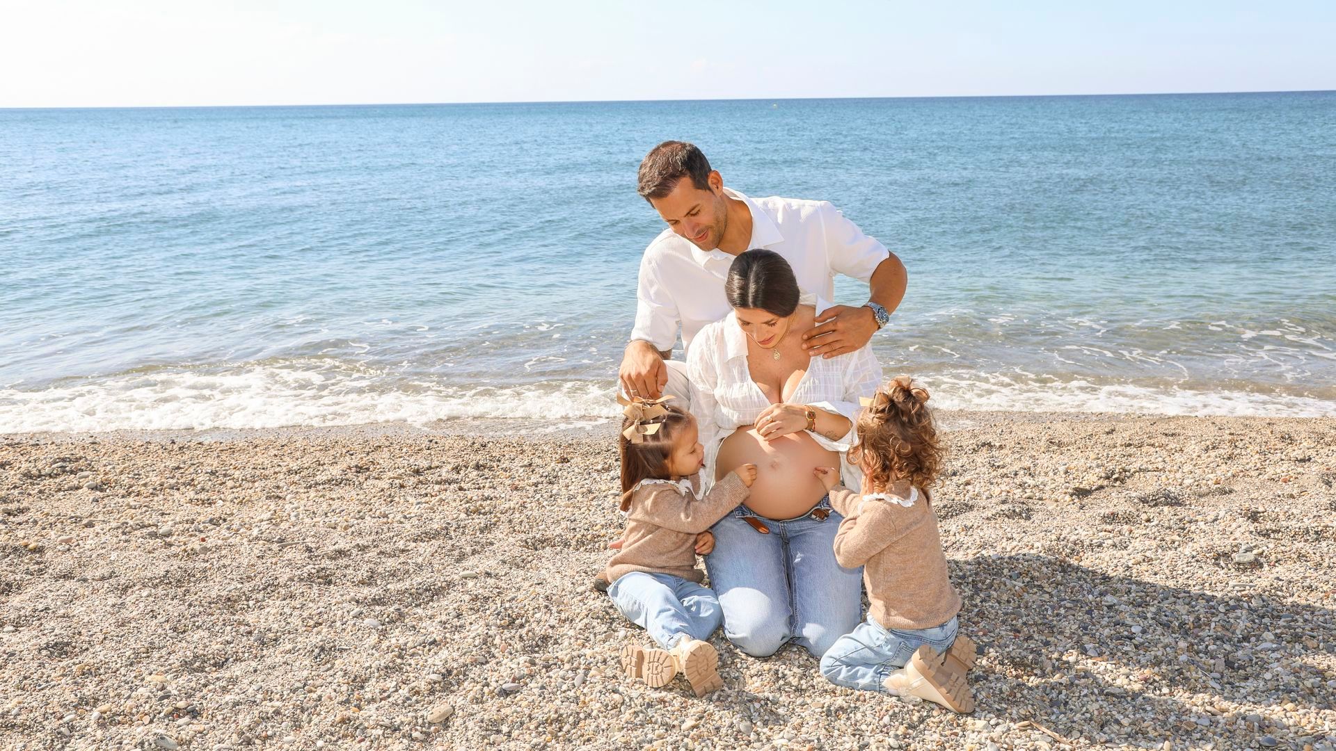 Julia Menú junto a su marido y sus hijas
