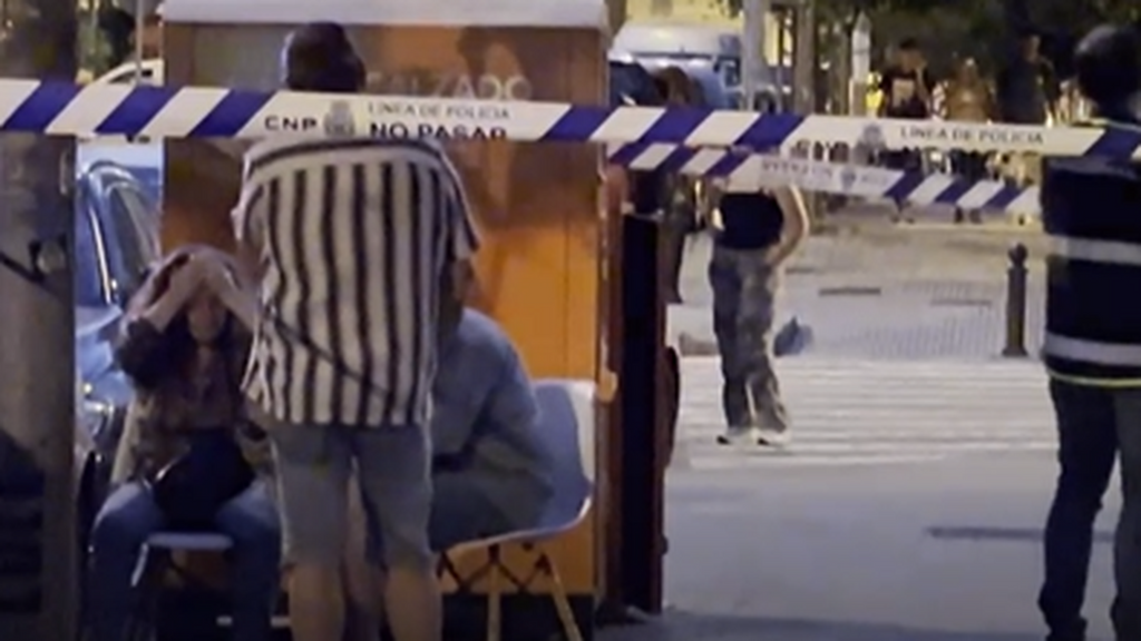 La dura imagen de la familia de Vicent, el logopeda asesinado, después del crimen: lloran desconsolados en la puerta de la clínica