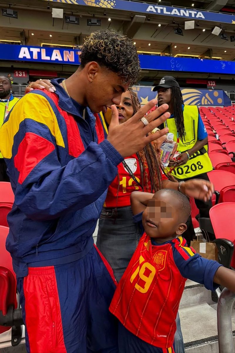Lamine Yamal, junto a su madre, Sheila Ebana, y su hermano Keyne, tras su primer partido en el Mundial