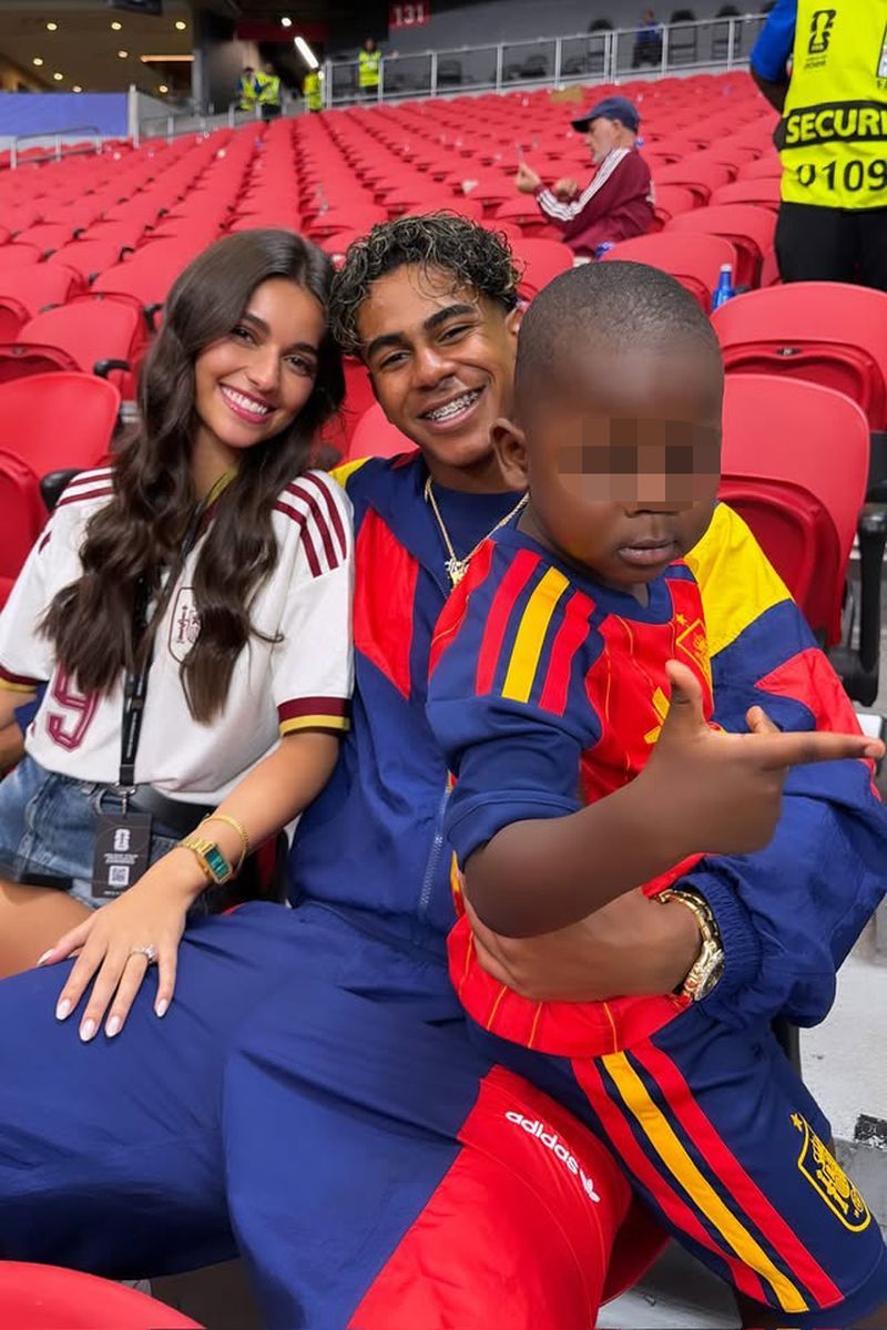 Lamine Yamal posa por primera vez con su novia, Inés García, y su hermano pequeño, Keyne, en el Mundial