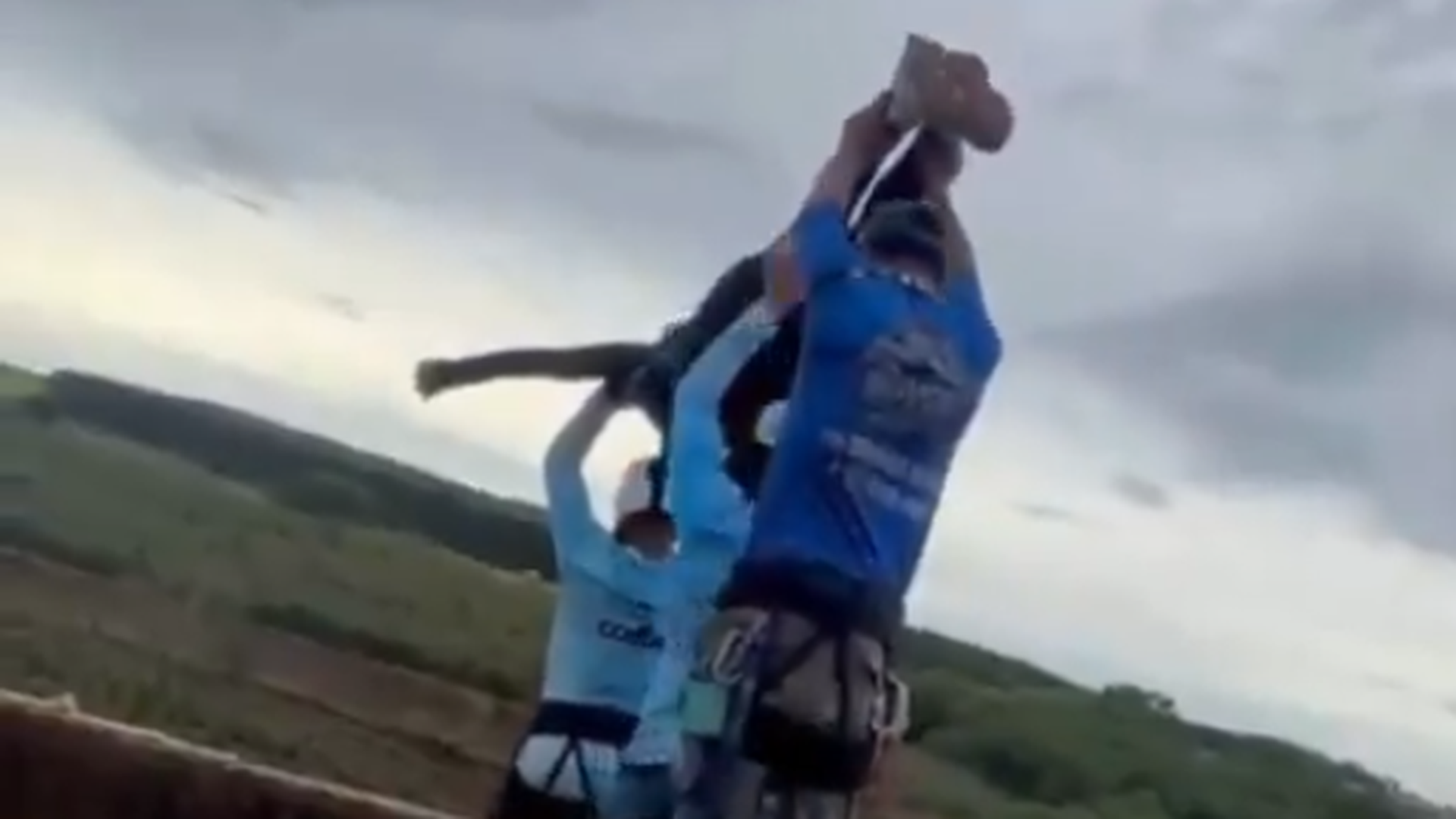 Los gritos previos al salto de puenting de Maria Eduarda desmonta la versión de los detenidos: "¡La cuerda, chicos! ¡Gente, la cuerda!" Los gritos previos al salto de puenting de Maria Eduarda desmonta la versión de los detenidos: "¡La cuerda, chicos! ¡Gente, la cuerda!"