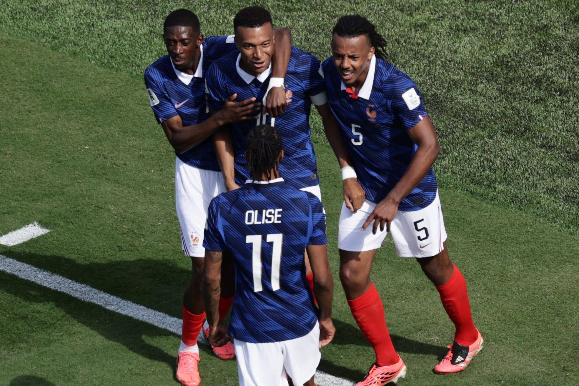 Los jugadores de Francia celebrando el gol de Mbappé