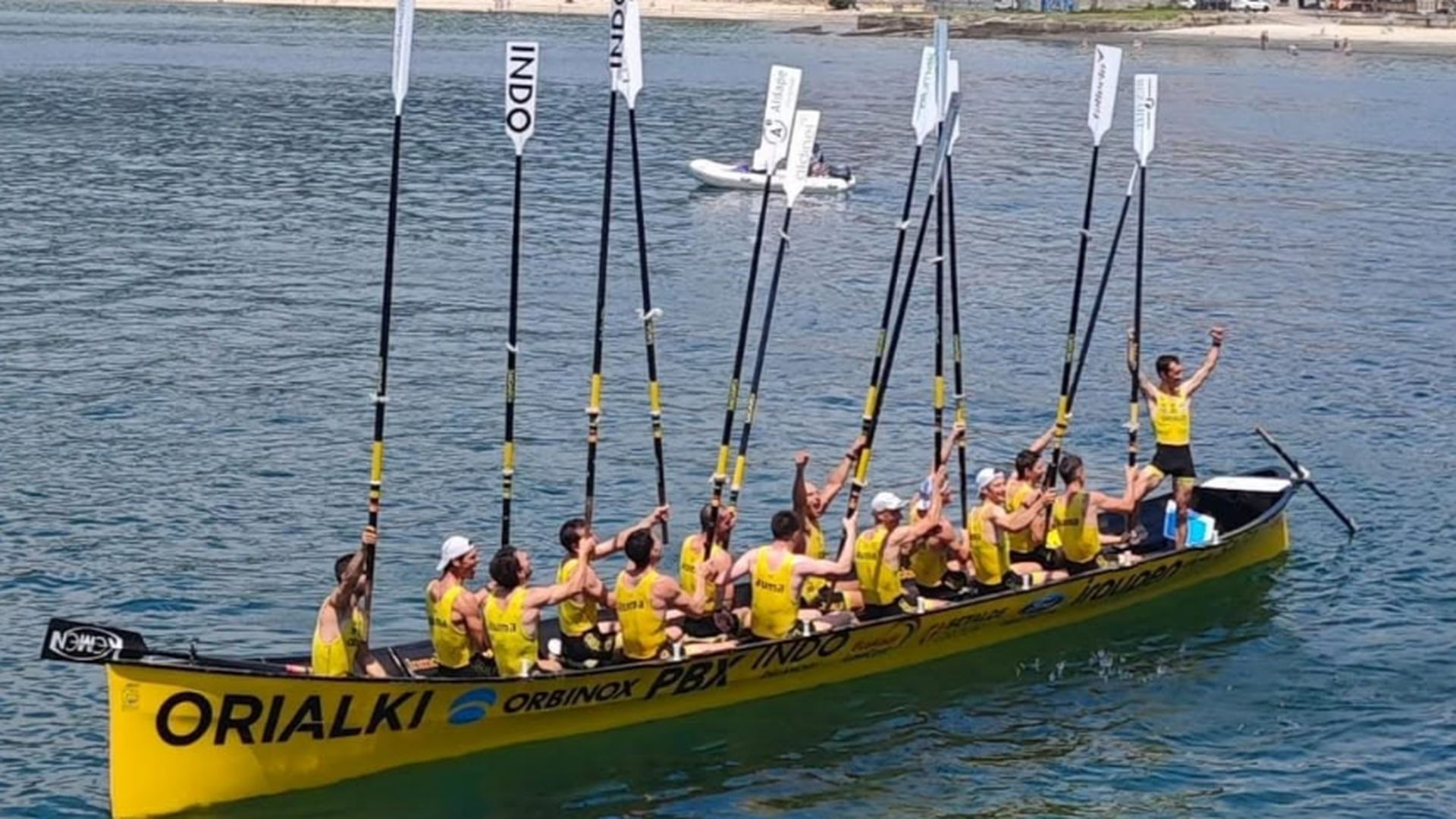 Los remeros de Orio alzan sus remos tras la victoria en Moaña Los remeros de Orio alzan sus remos tras la victoria en Moaña