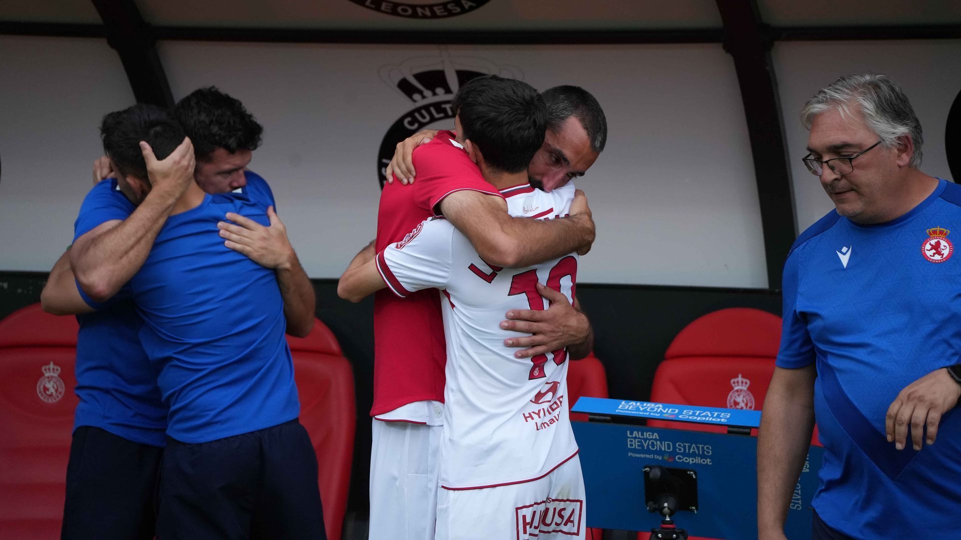Luis Chacón se despide del cuerpo técnico de la Cultural Leonesa Luis Chacón se despide del cuerpo técnico de la Cultural Leonesa