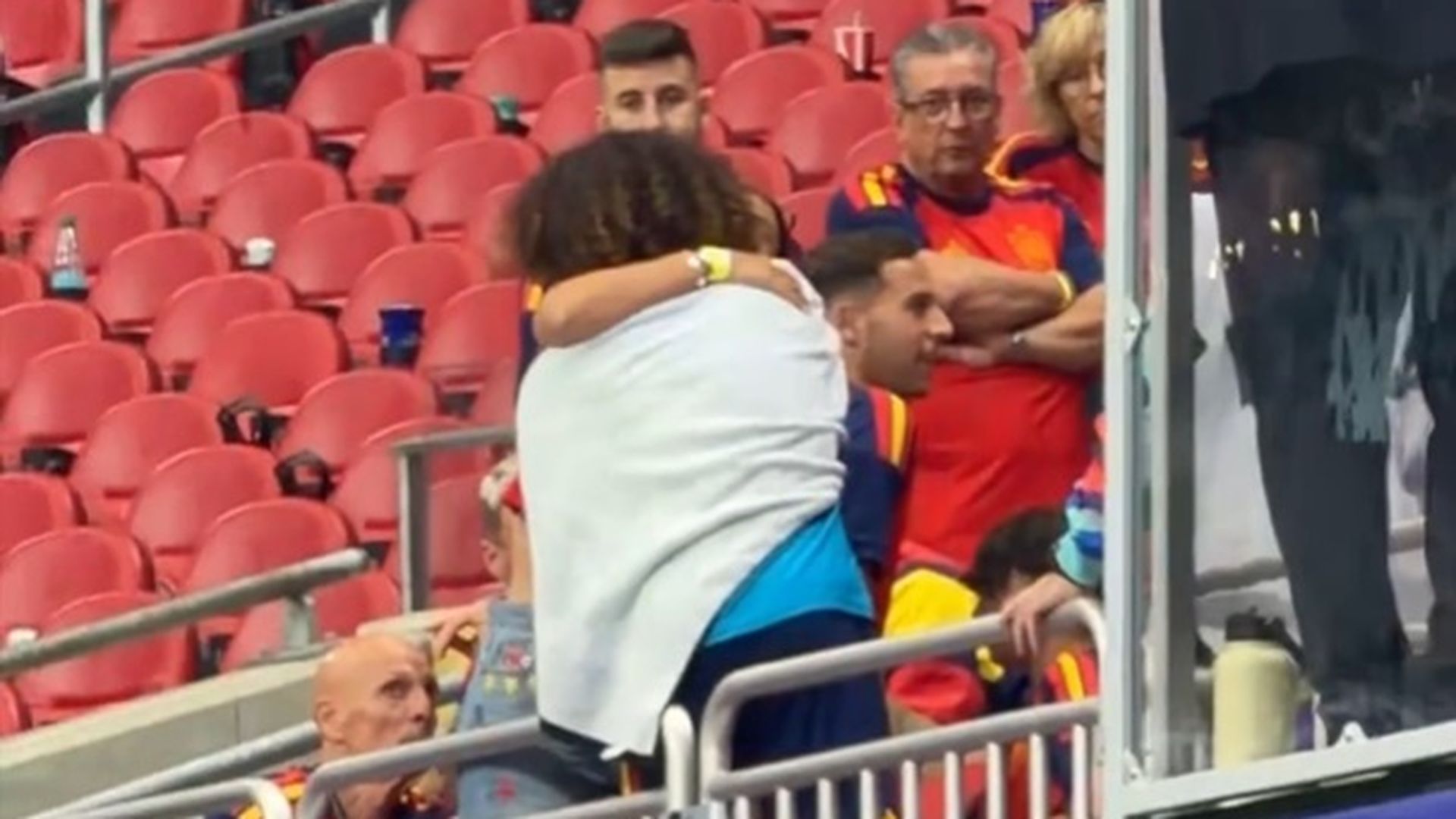 Marc Cucurella junto a su pareja Claudia Rodríguez tras el España - Cabo Verde. Marc Cucurella junto a su pareja Claudia Rodríguez tras el España - Cabo Verde.