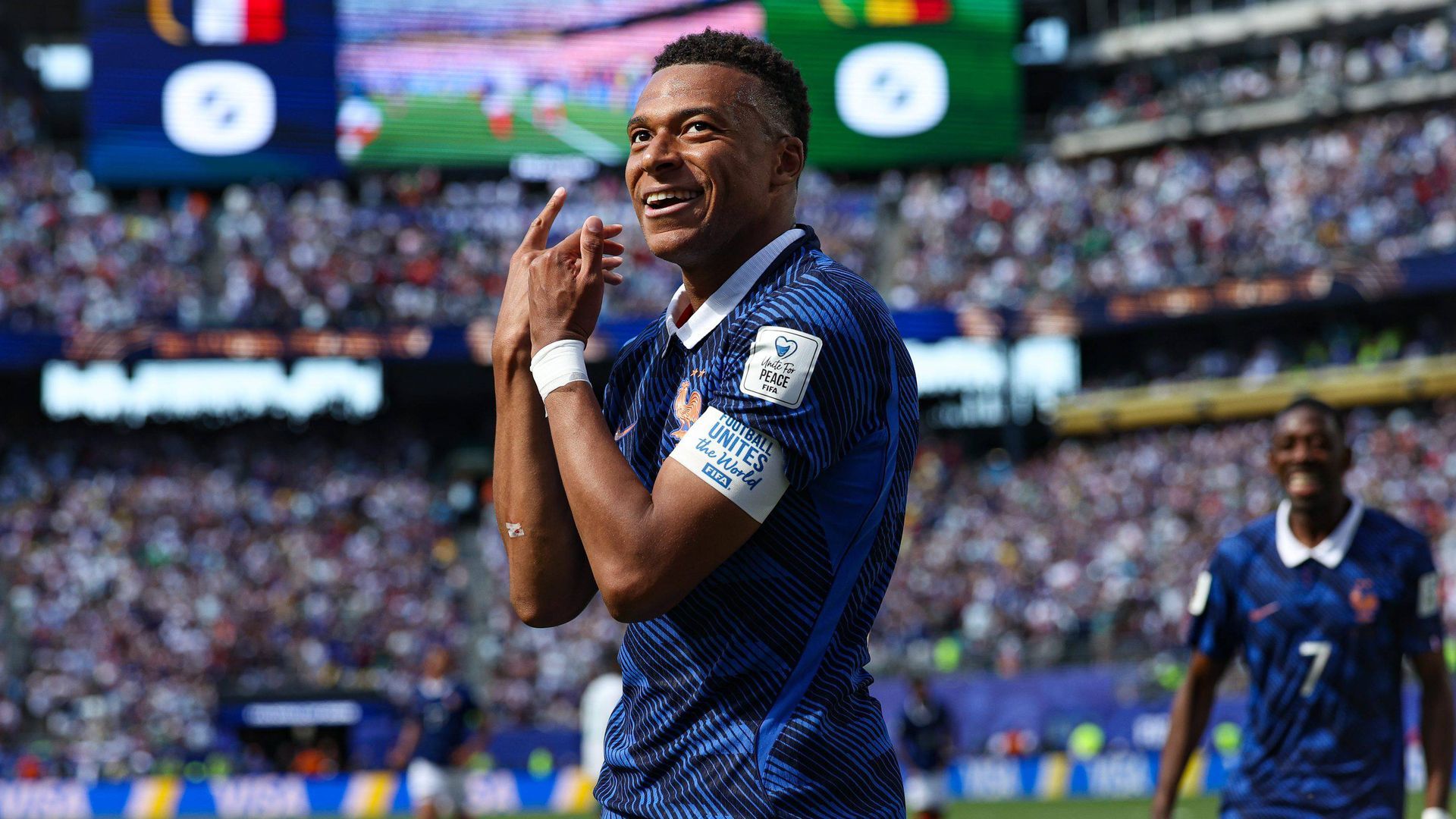 Mbappé simula que toca una flauta en una celebración