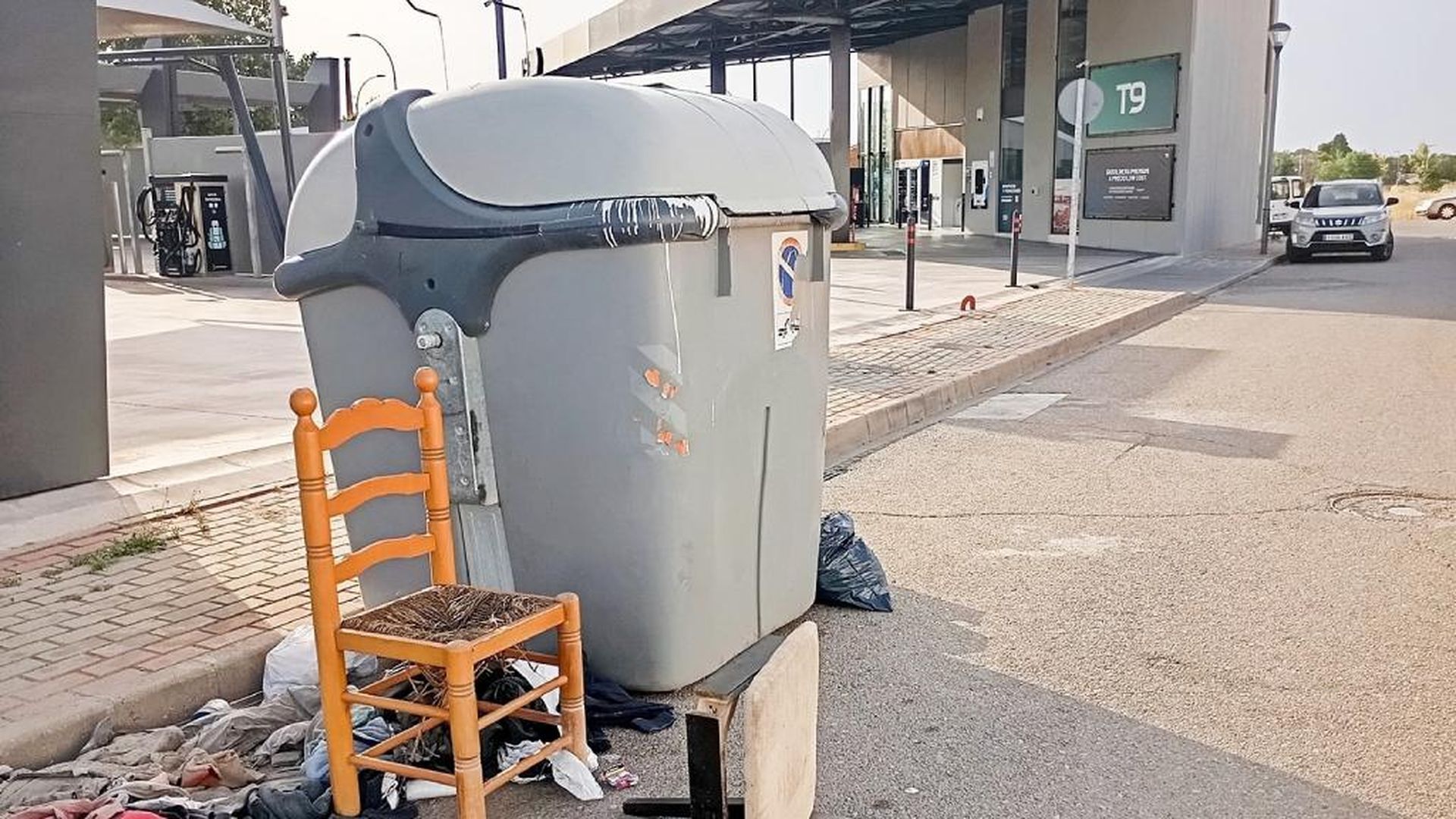 Muebles en la vía pública en Tomelloso Muebles en la vía pública en Tomelloso
