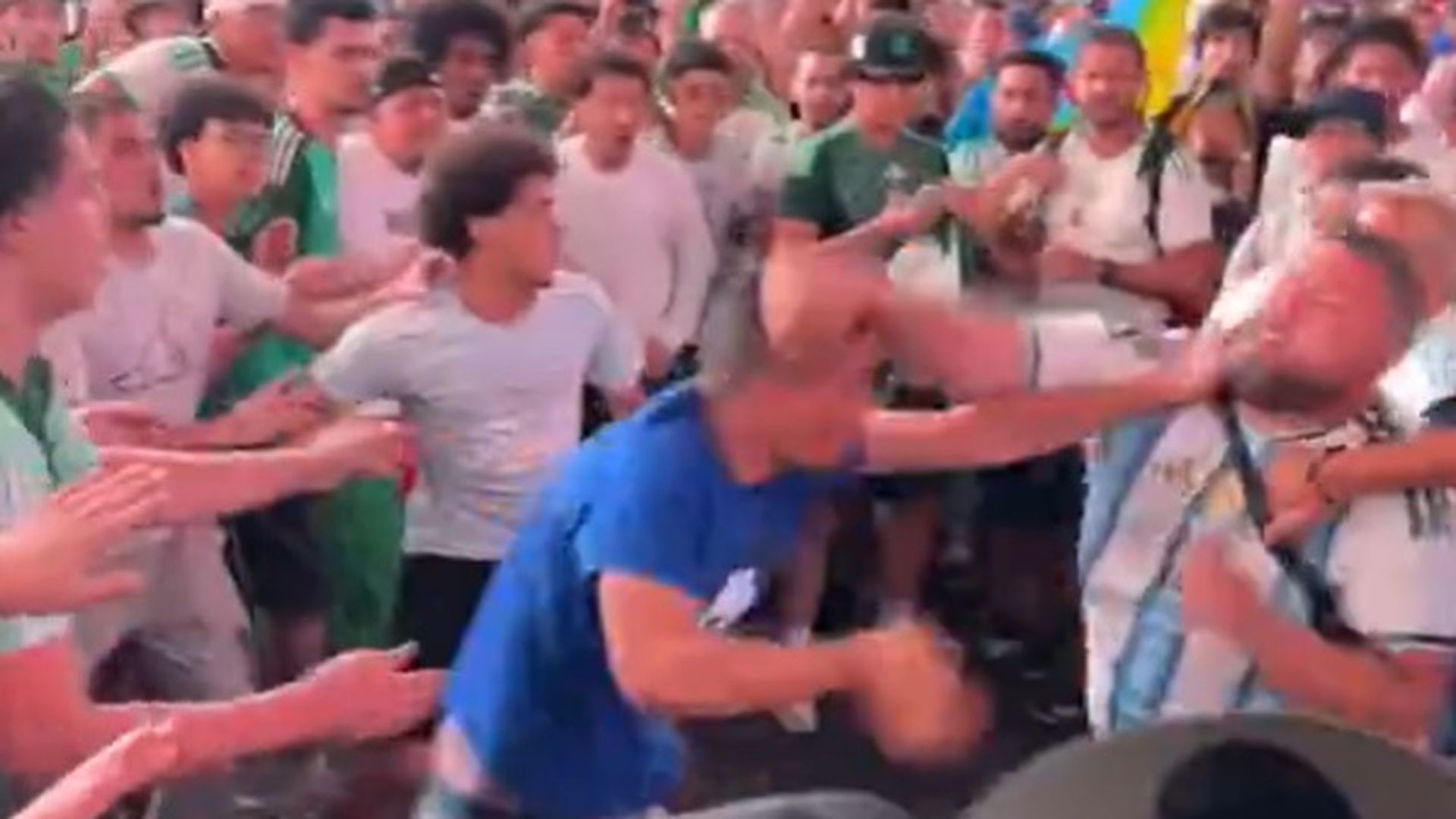 Pelea entre aficionados de Argentina y Argelia. Pelea entre aficionados de Argentina y Argelia.