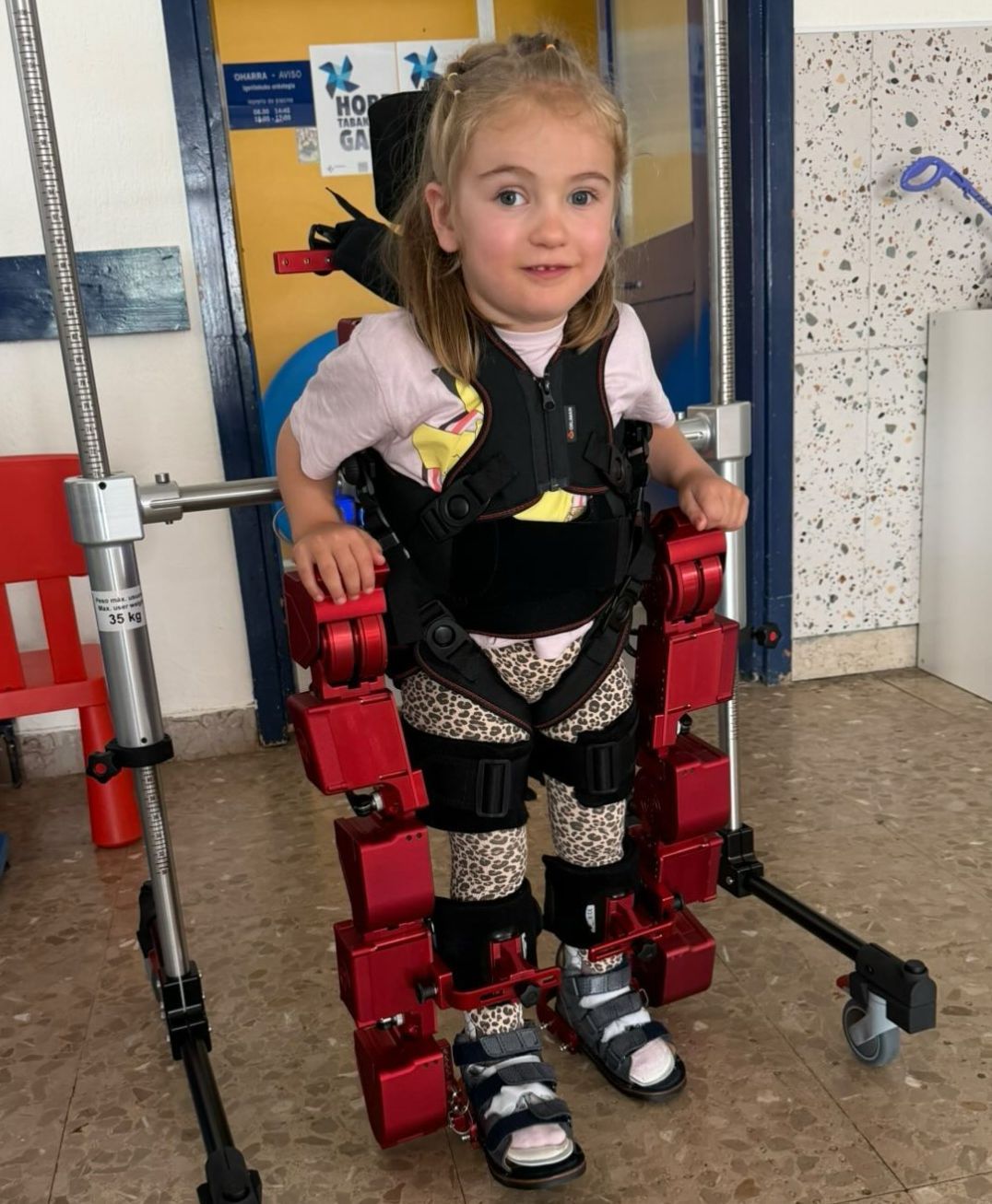 "Quiero andar", repite la pequeña de Etxebarri como un mantra
