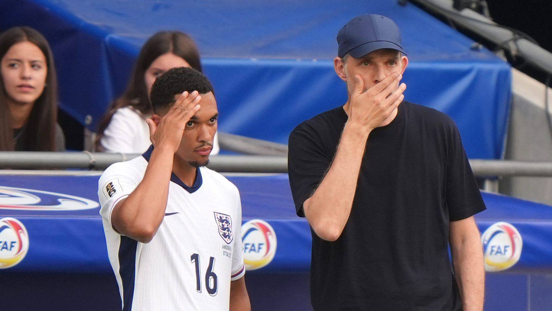Trent Alexander-Arnold, junto a Thomas Tuchel
