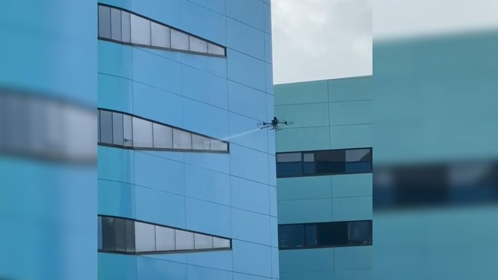 Un dron para limpiar los cristales del Hospital