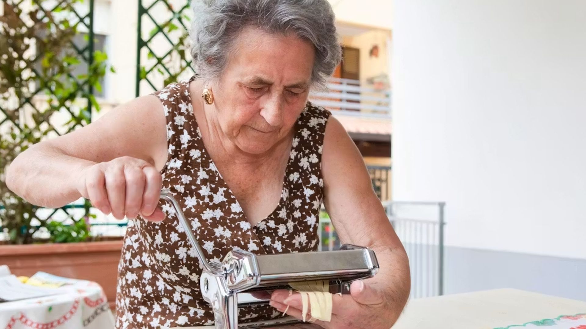 Una nonna italiana haciendo pasta Una nonna italiana haciendo pasta