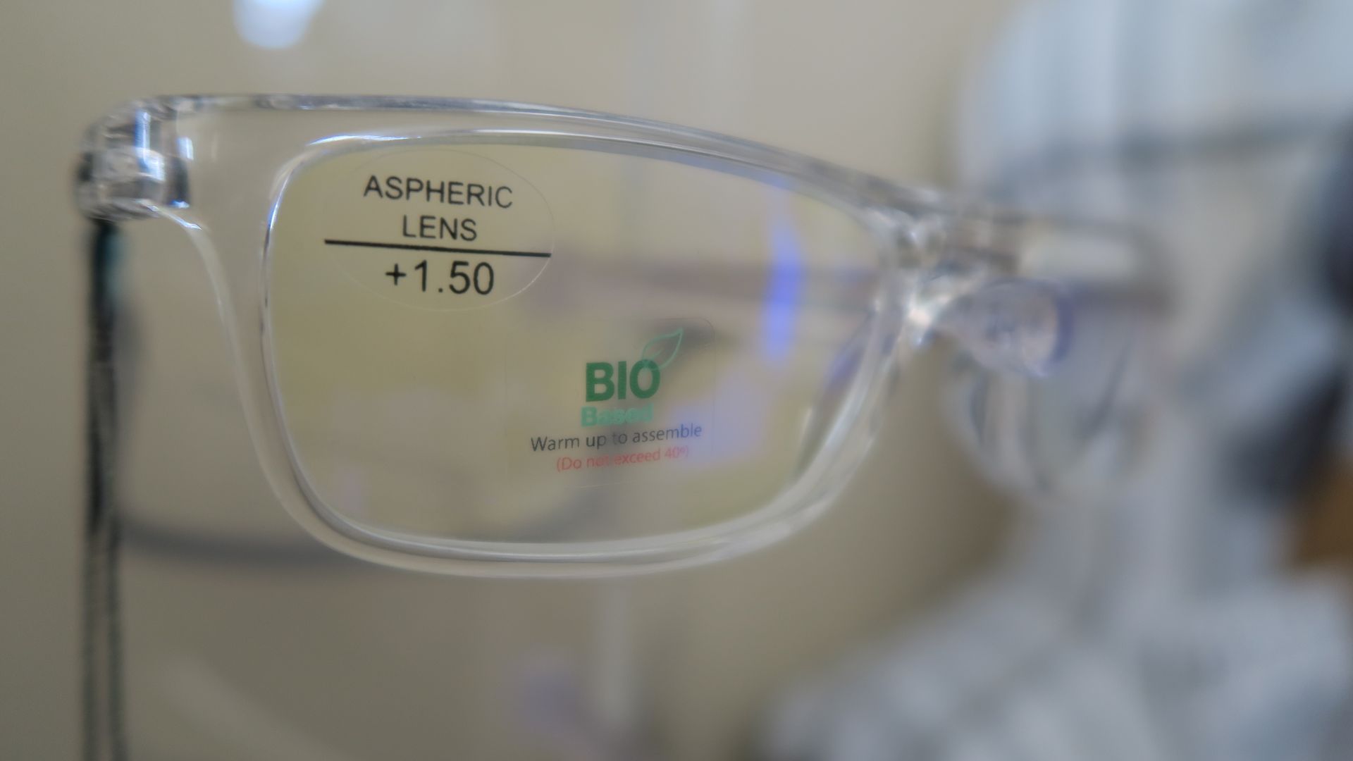 Unas gafas premontadas con montura transparente