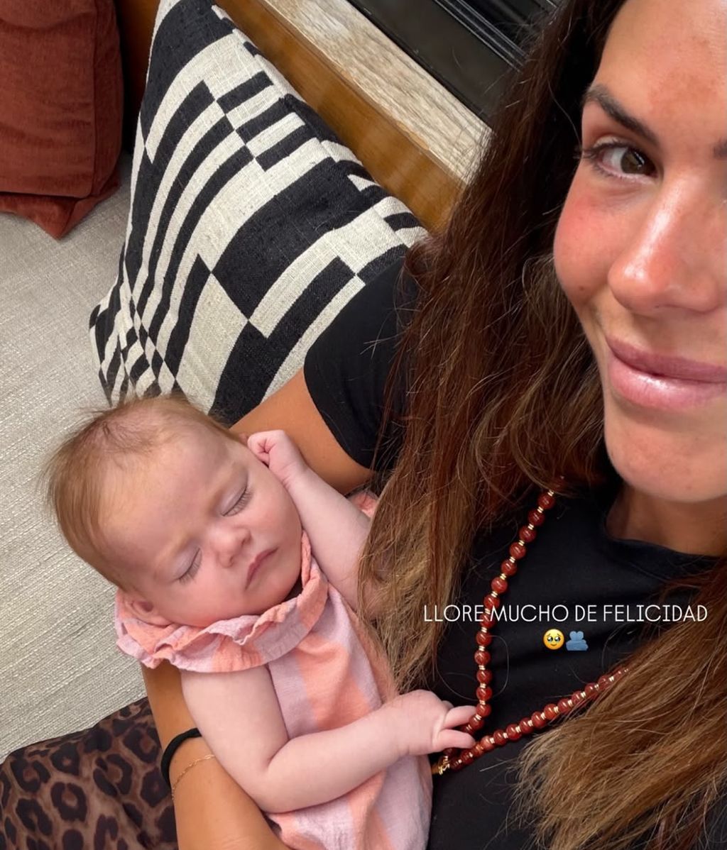 Laura Matamoros sosteniendo a Cova