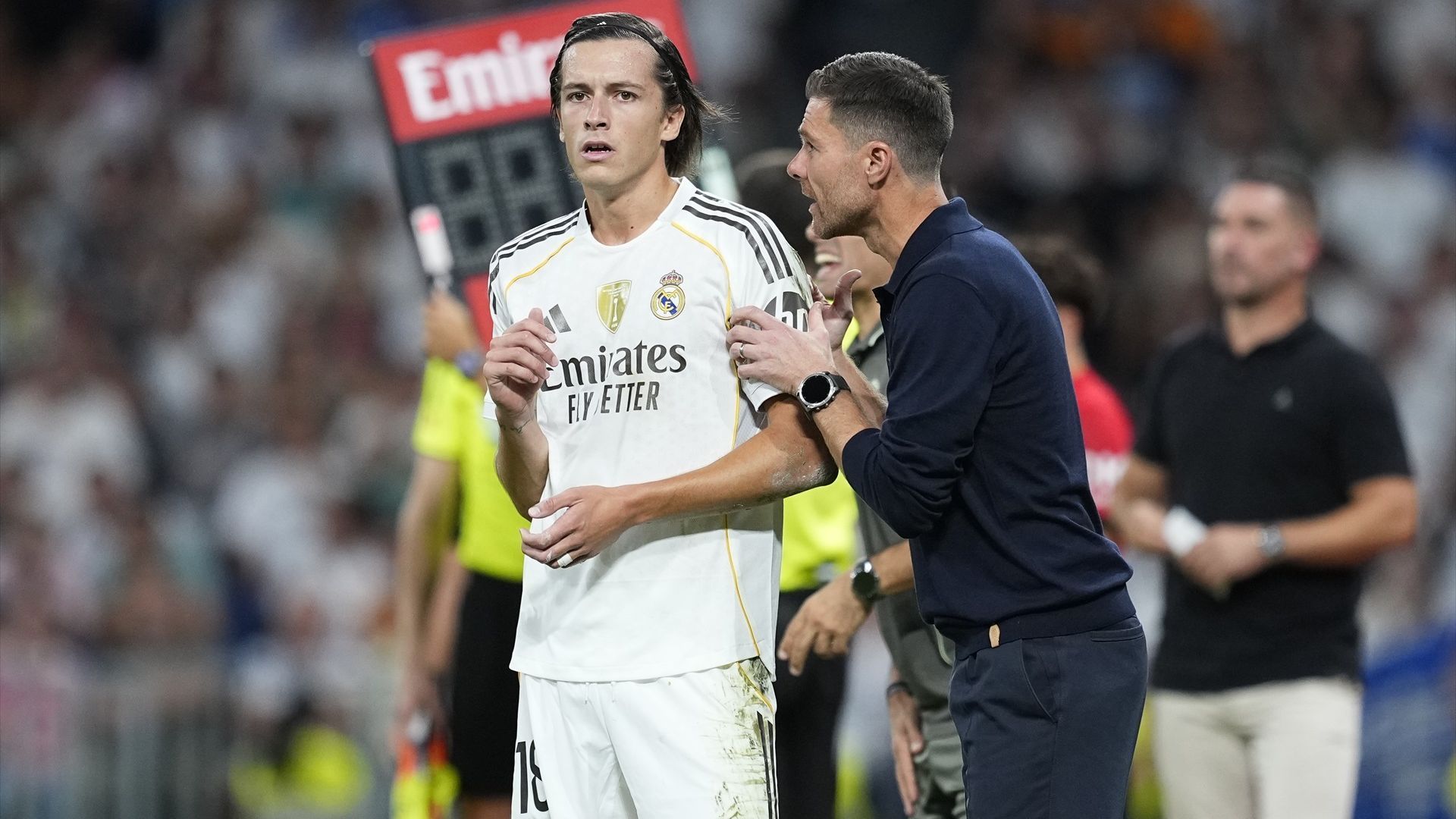 Xabi Alonso da instrucciones a Álvaro Carreras en el Real Madrid