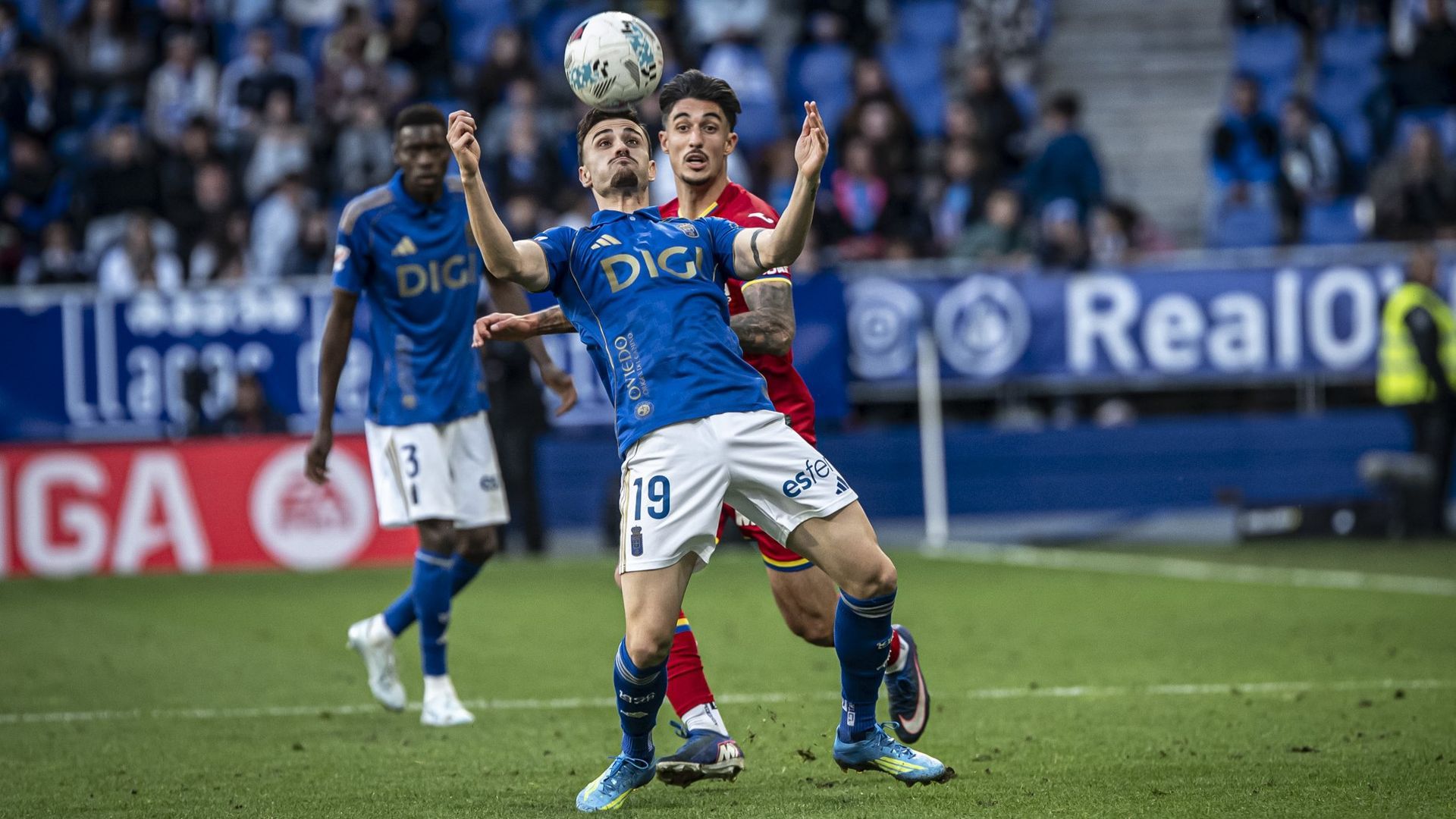 Álex Sancris presiona a Forés en el Real Oviedo - Getafe