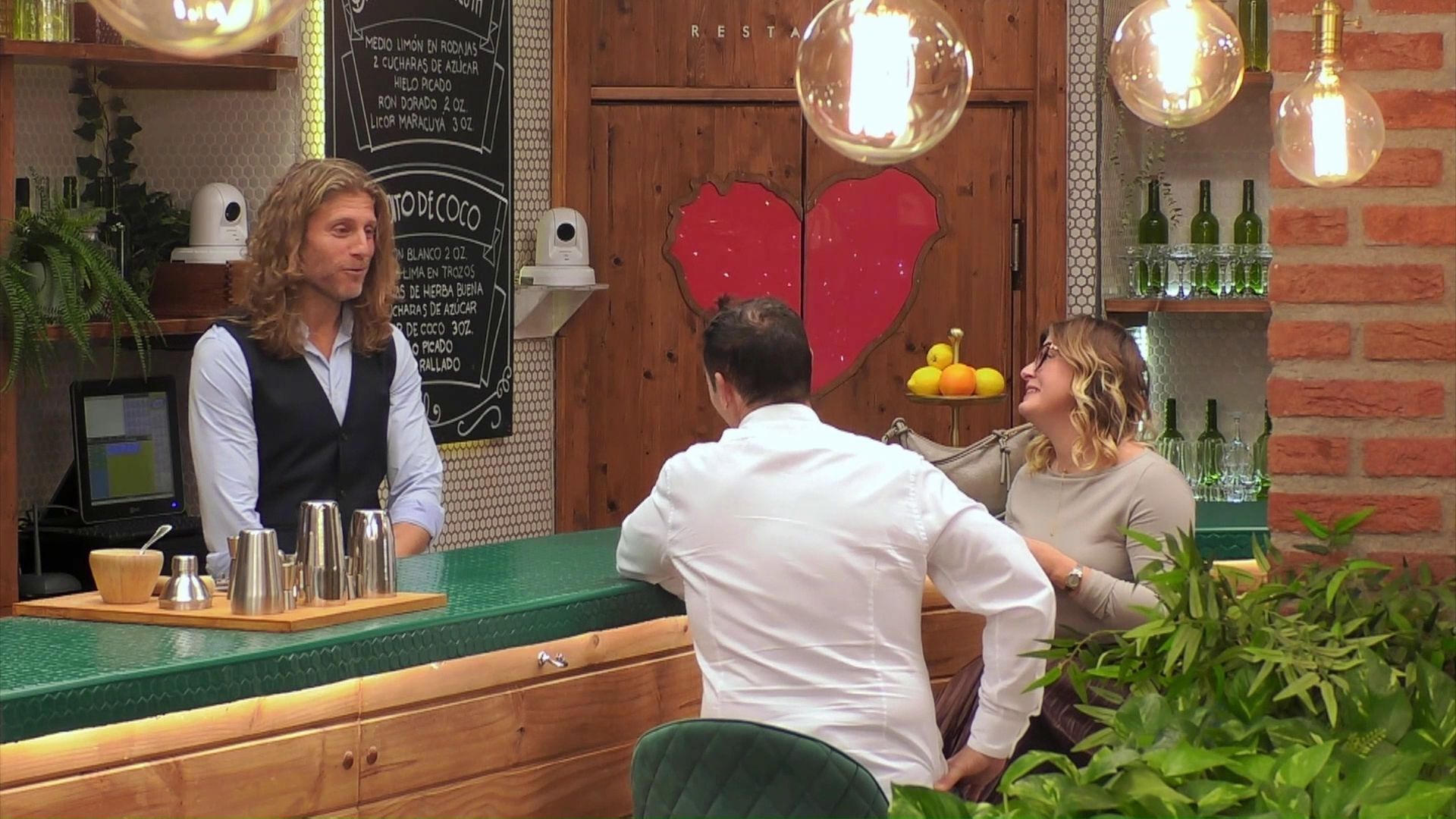 Alina tiene un despiste y piropea a Matías Roure frente a su cita por error