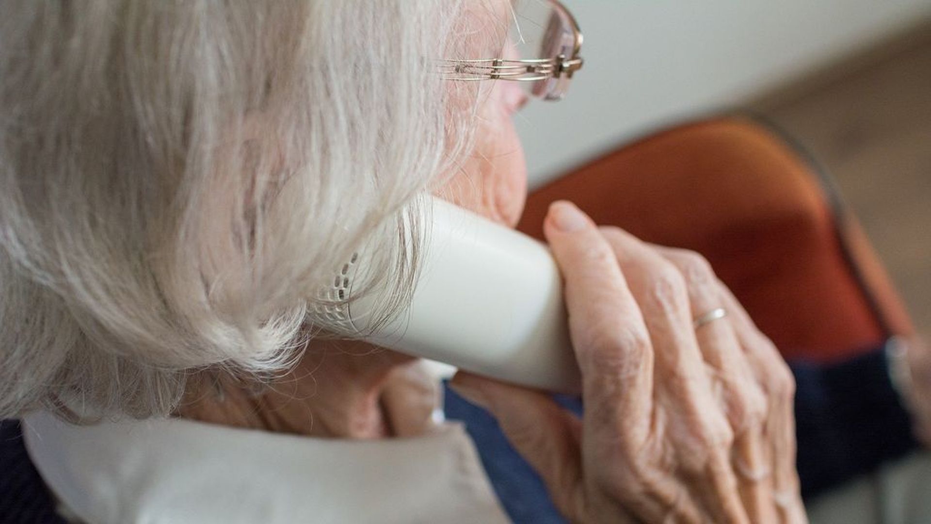 Anciana hablando por teléfono Anciana hablando por teléfono