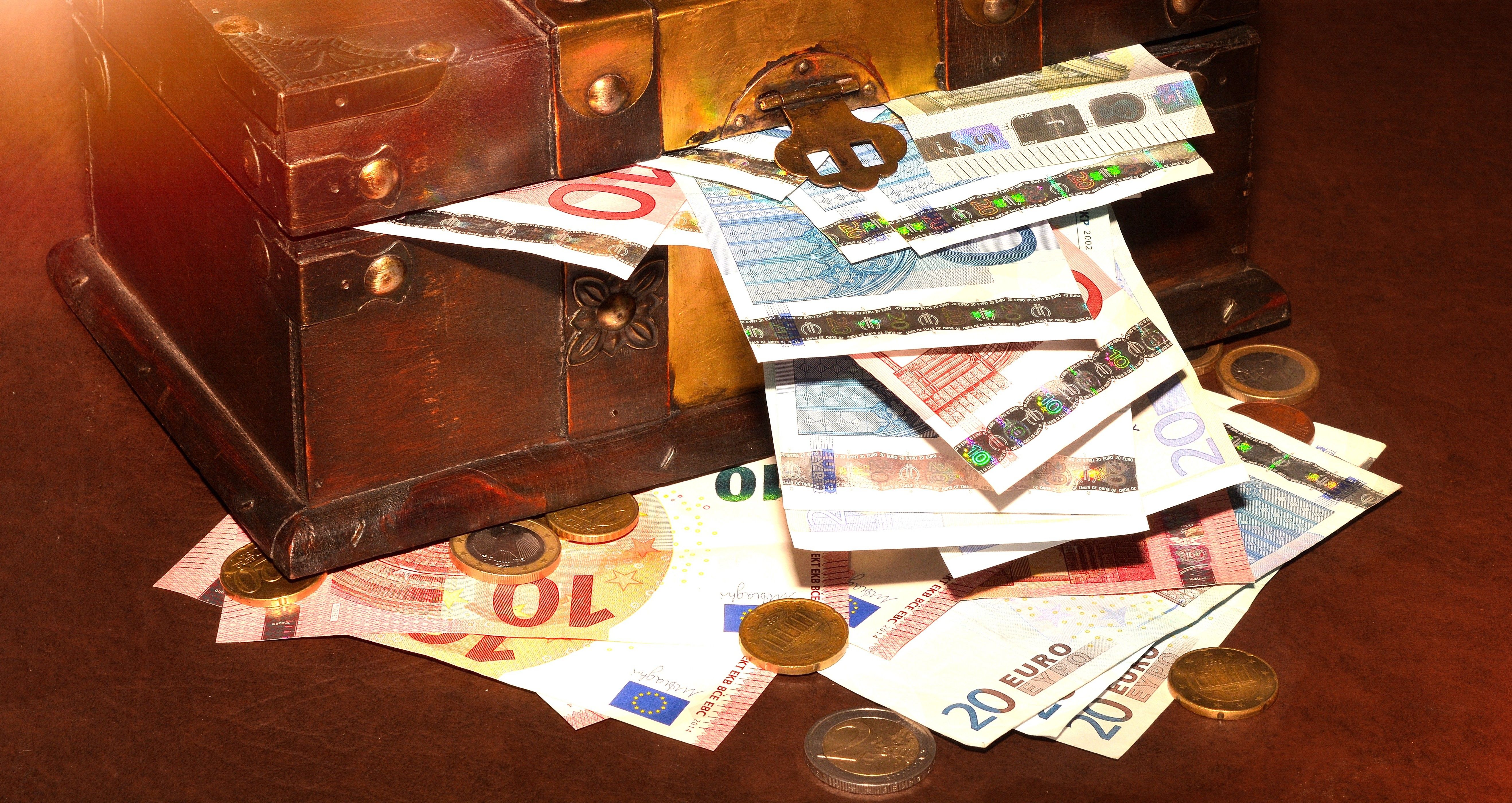 Caja del tesoro con dinero en efectivo