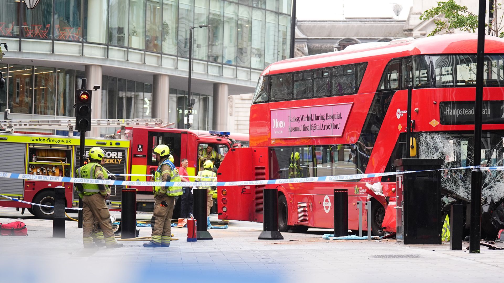 Detienen nueve años después al hombre que empujó a una mujer contra un autobús en marcha en Londres Detienen nueve años después al hombre que empujó a una mujer contra un autobús en marcha en Londres