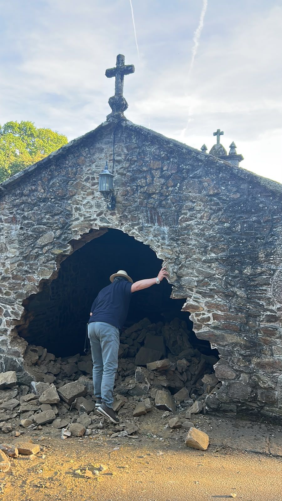 El boquete de la capilla de San José en Parga dejó a la vista gran parte del templo