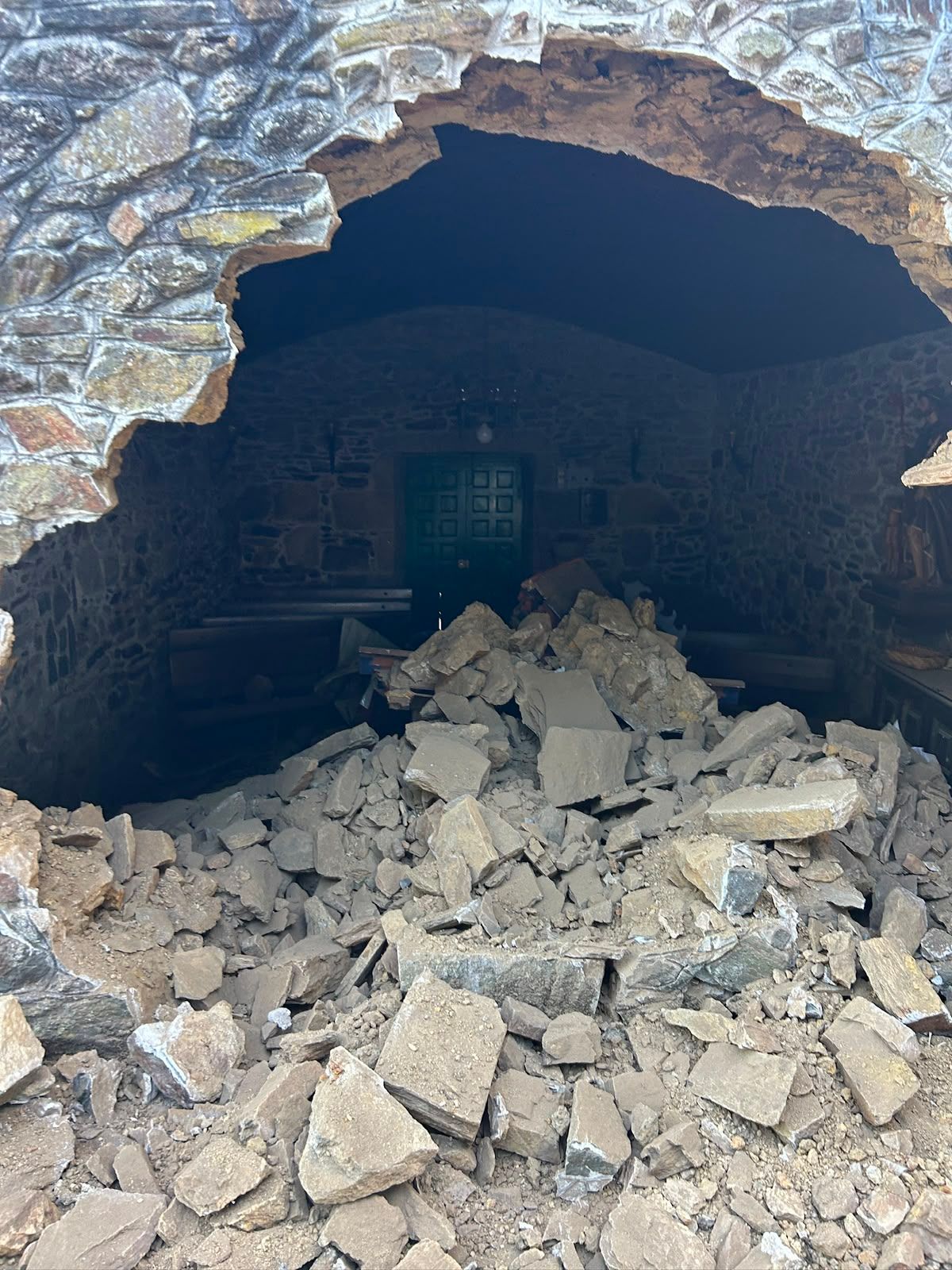 El conductor que empotró un tractor contra la capilla de San José de Parga dio positivo en el control de alcoholemia
