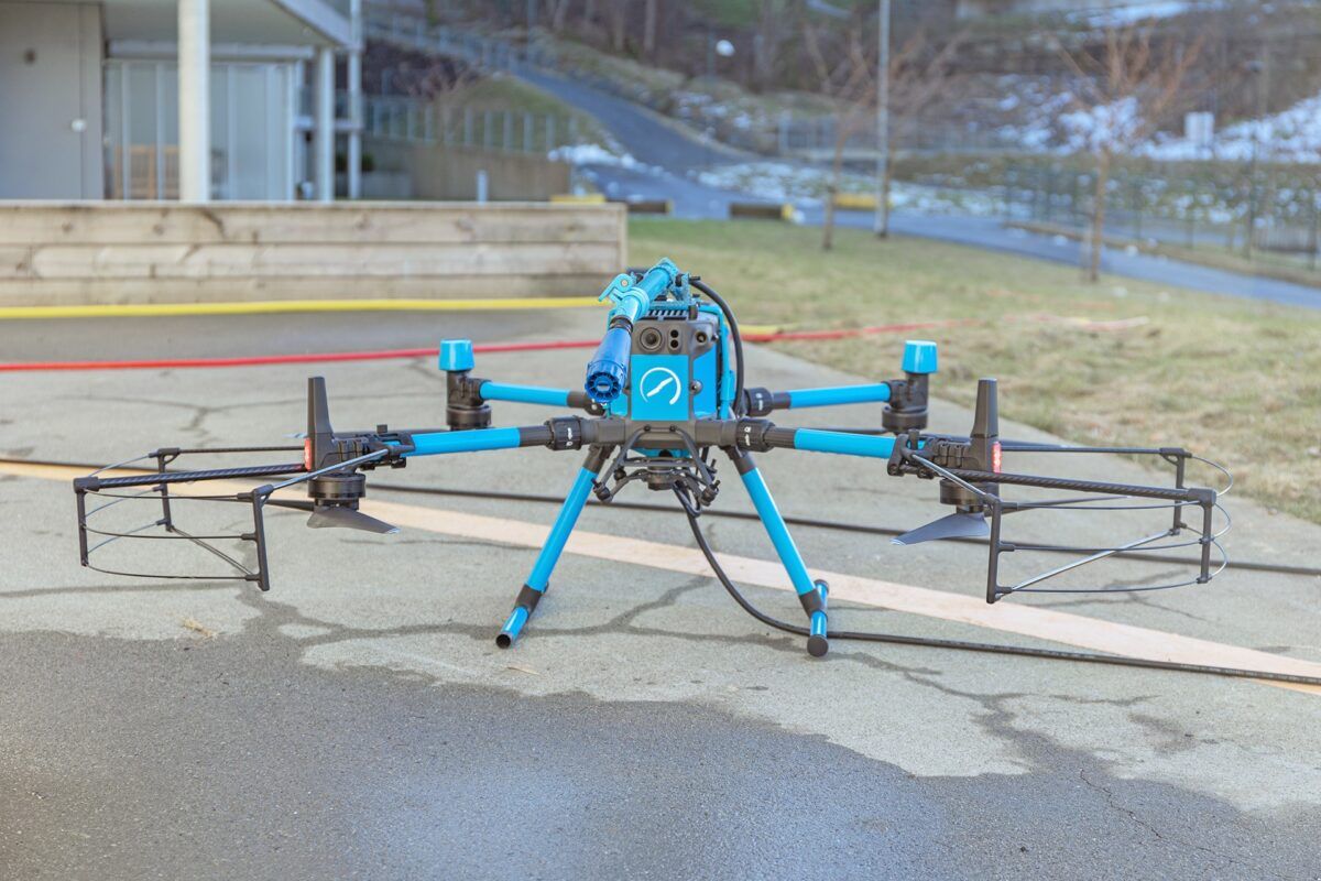 El dron limpiador de fachadas de Acciona