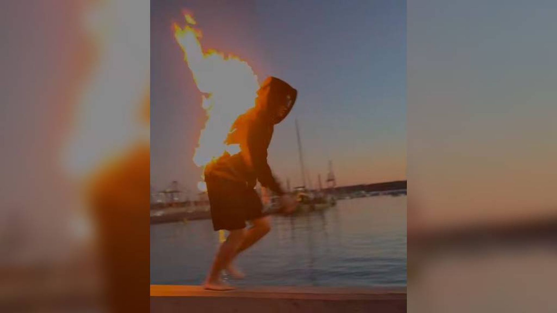 El peligroso reto viral de saltar prendido en llamas al mar en el Puerto de Valencia El peligroso reto viral de saltar prendido en llamas al mar en el Puerto de Valencia
