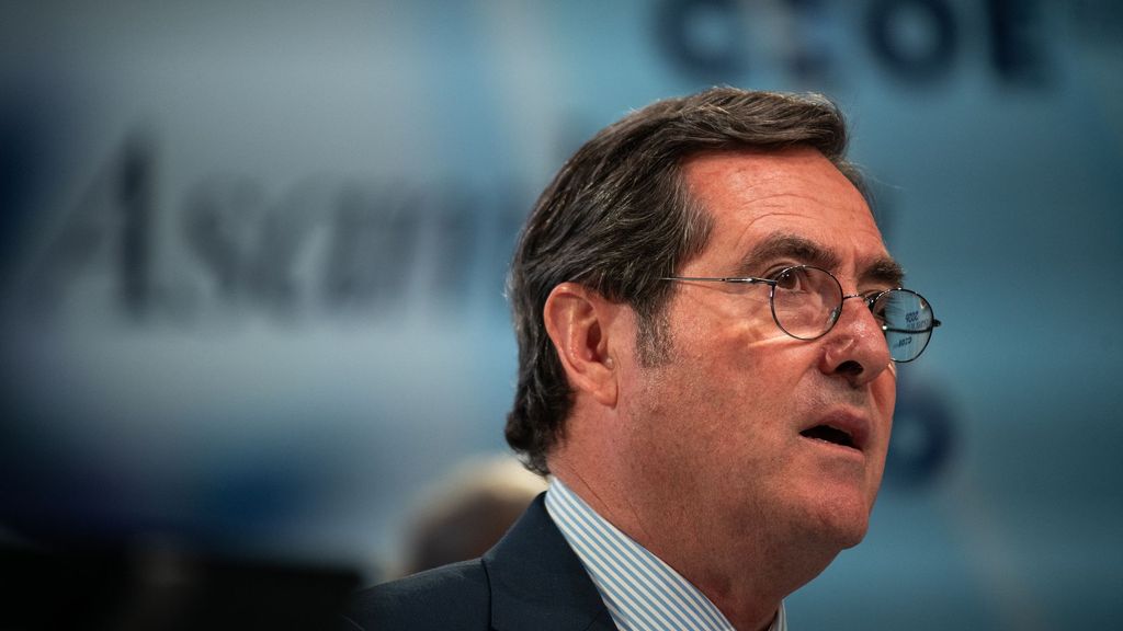 El presidente de la CEOE, Antonio Garamendi, carga contra el absentismo y propone que la Seguridad Social costee las bajas médicas desde el primer día