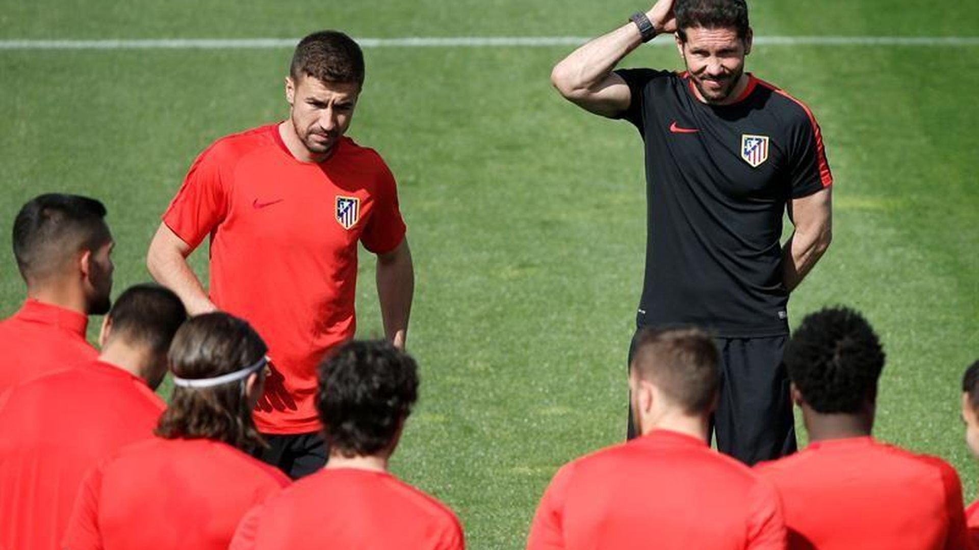 Gabi Fernández y Simeone, en un entrenamiento del Atlético