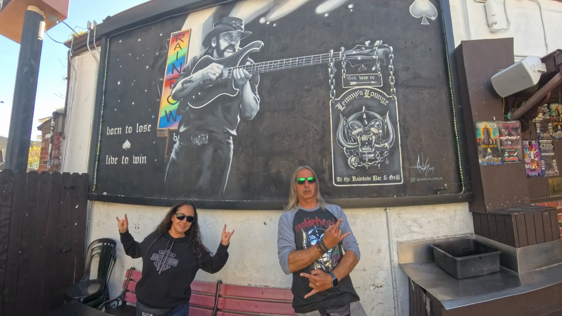 Héctor y Marta, con Lemmy de fondo en el Rainbow Bar